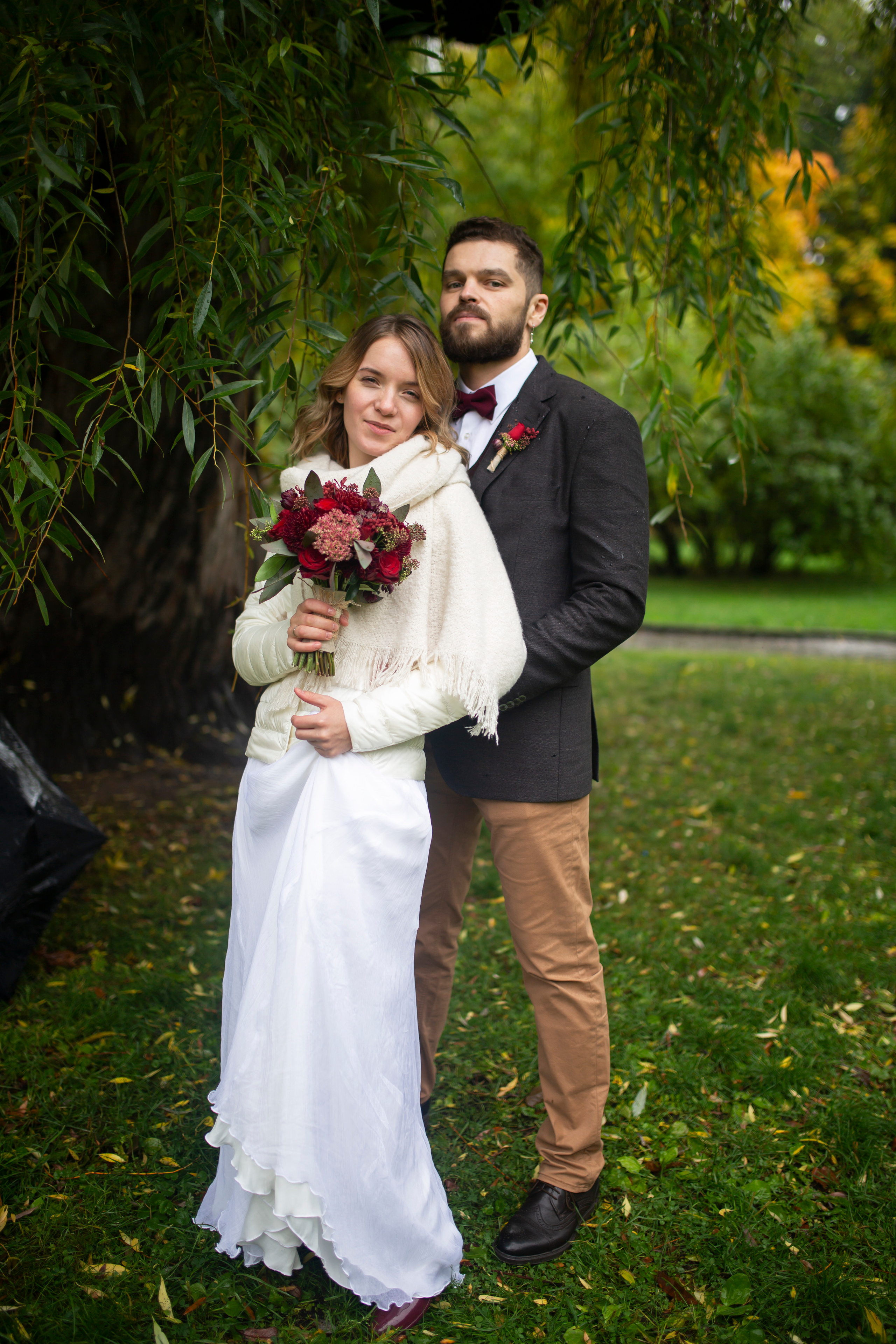 Осенняя свадебная фотосессия в парке Москвы под дождем