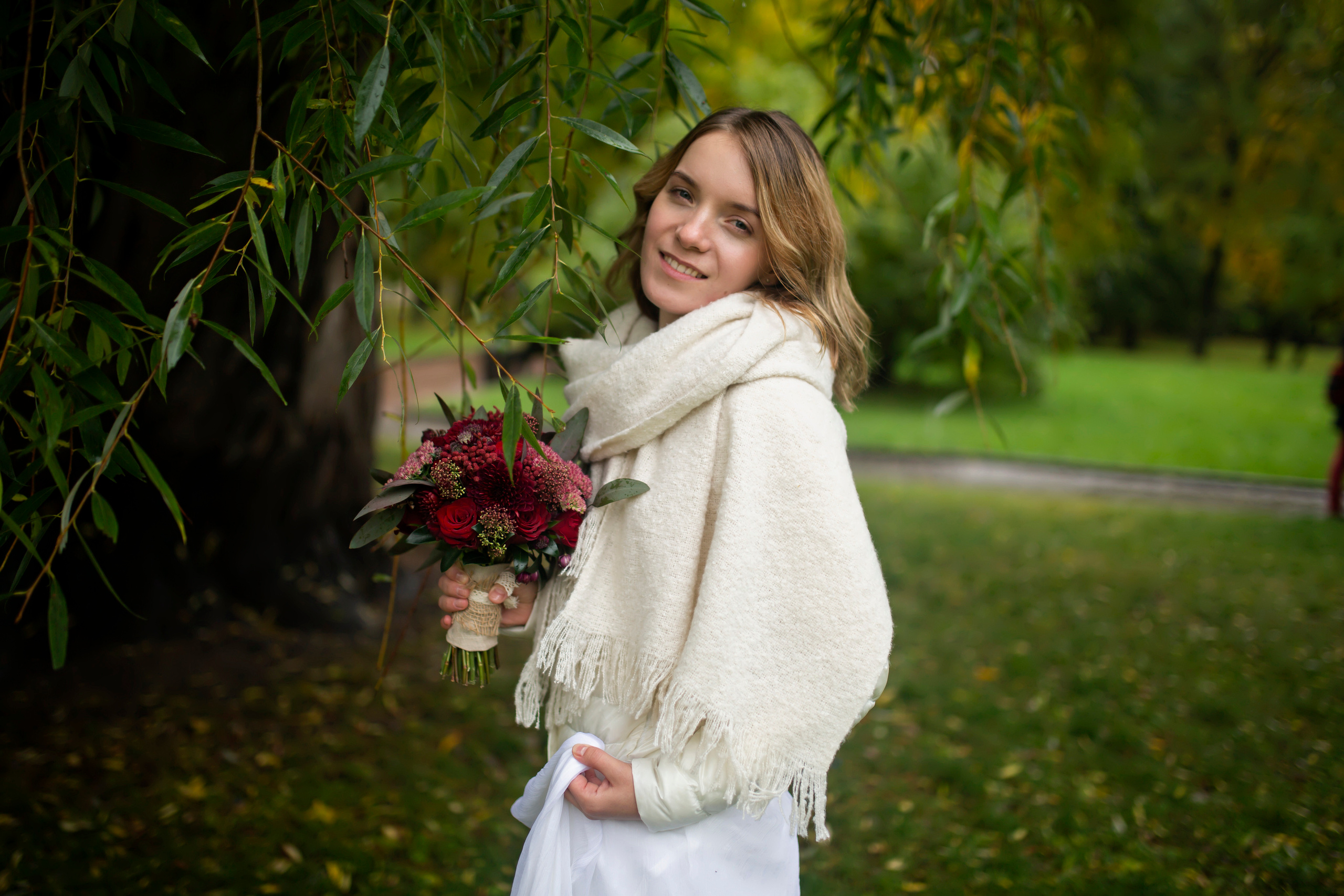 Красивая невеста в осенней фотосессии под дождём