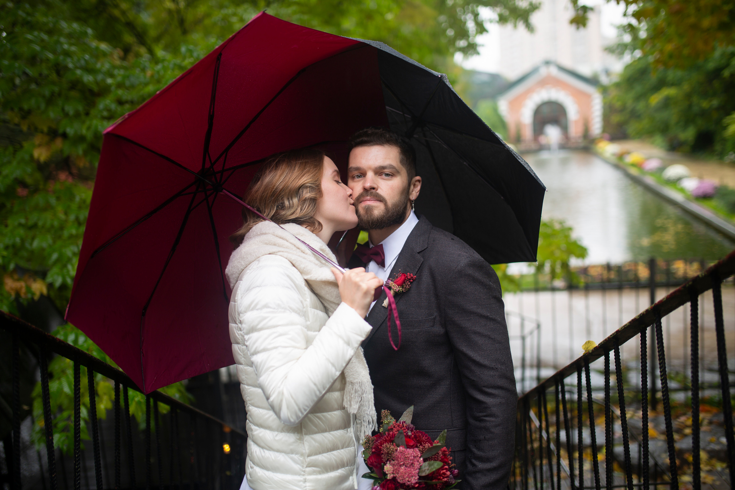 Осенняя свадебная фотосессия в Москве под дождём 