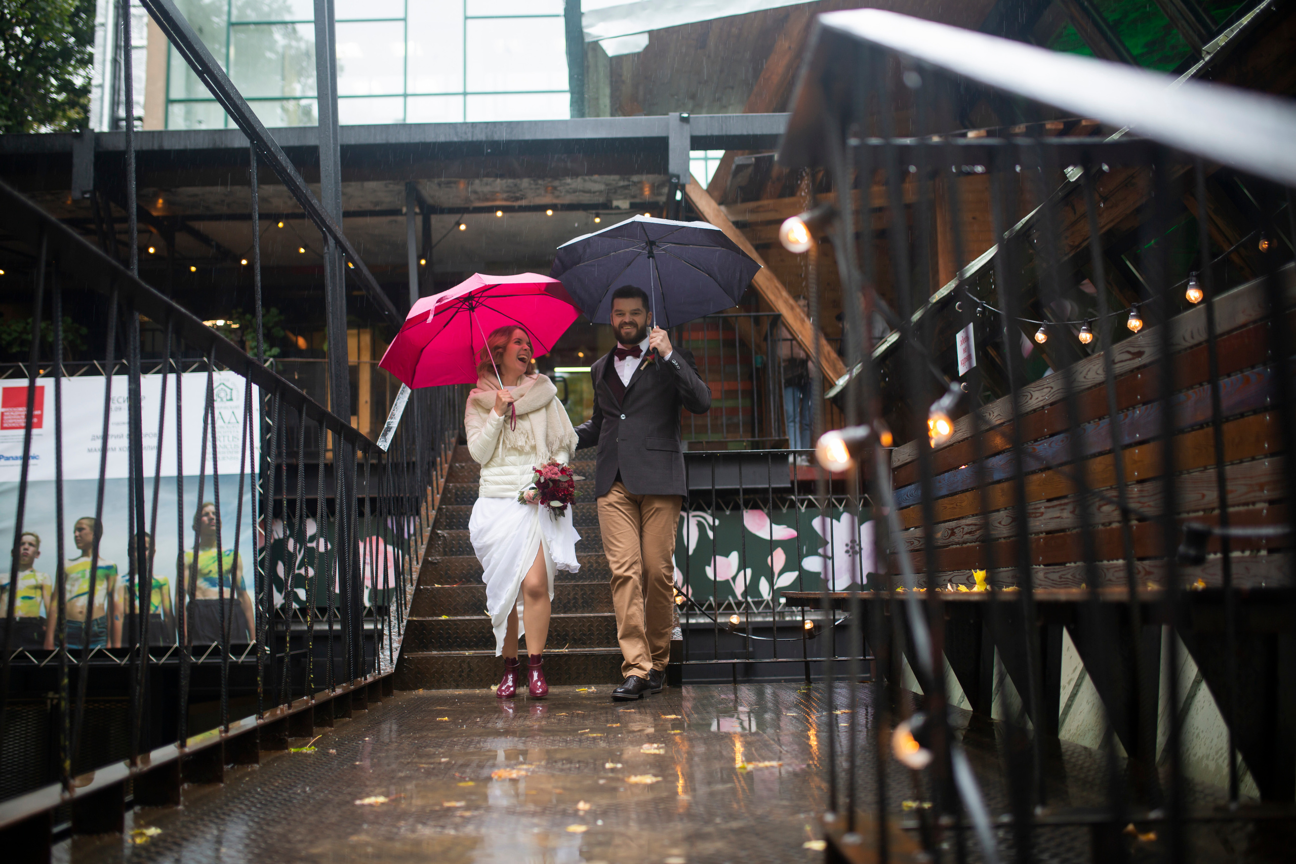 Осенняя свадебная фотосессия в Москве под дождём 