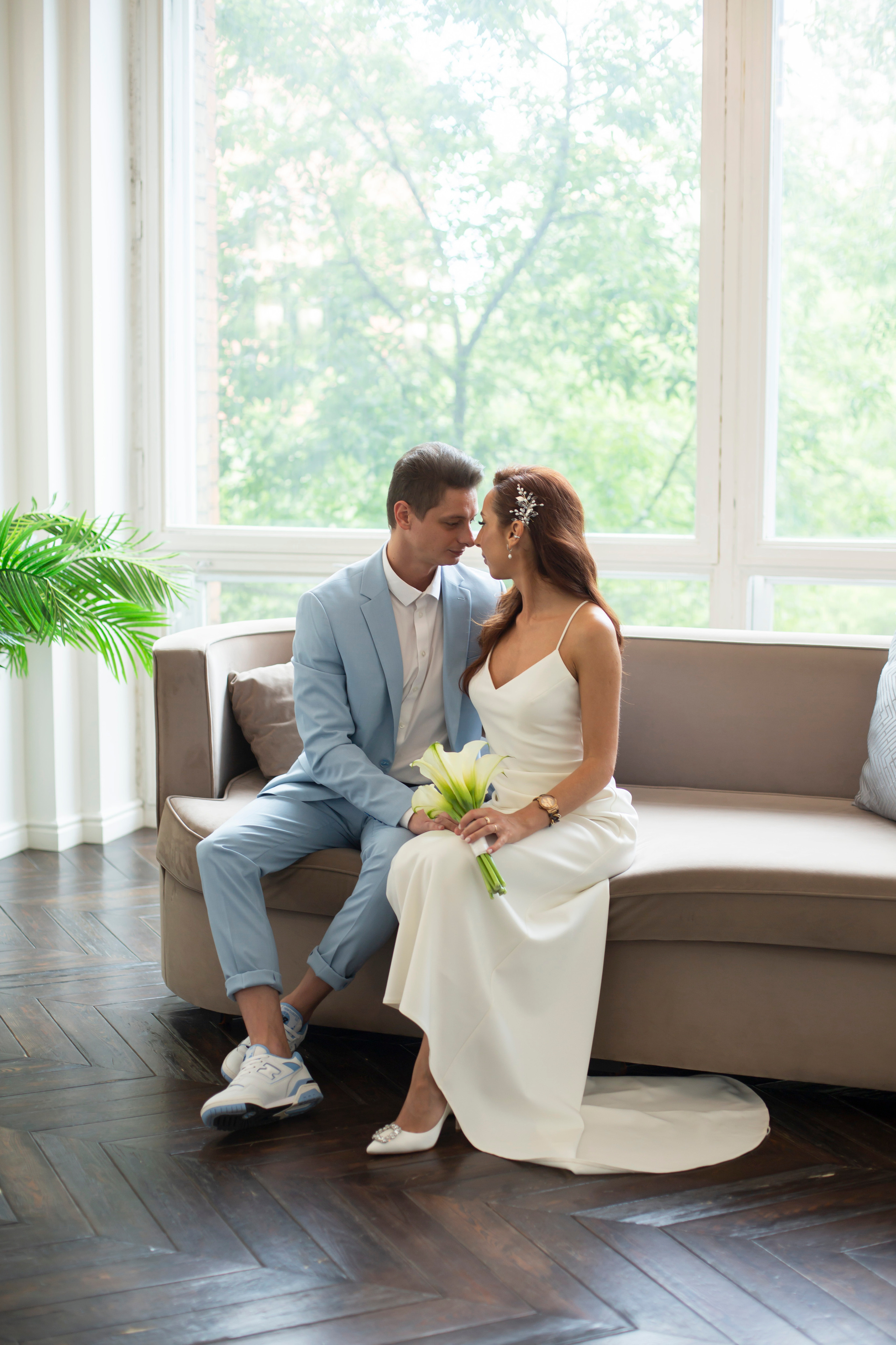 Свадьба в бело-голубых оттенках. Фотосессия молодых в фотостудии