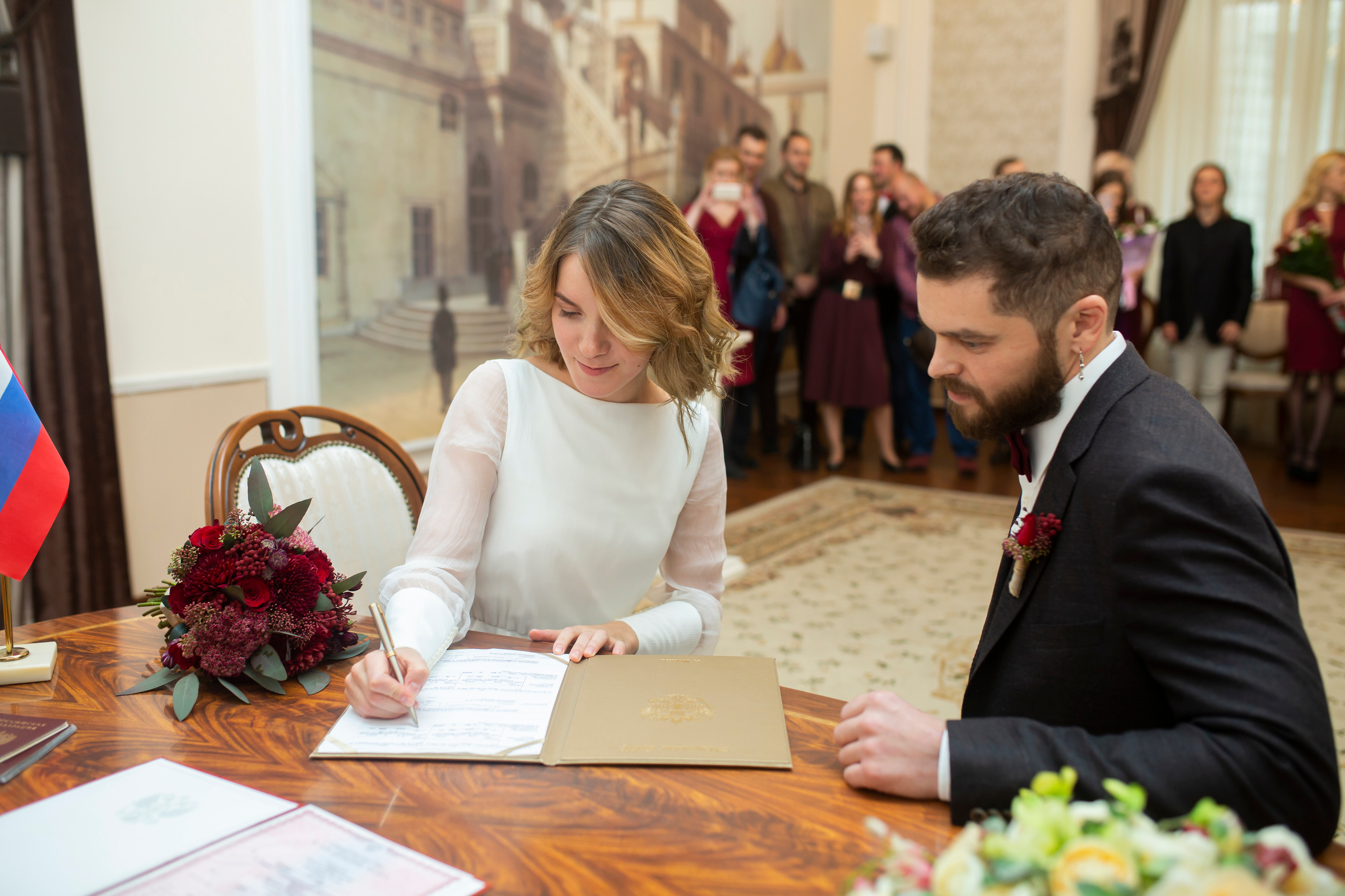 Роспись в ЗАГСЕ Москвы. Молодые ставят свои подписи