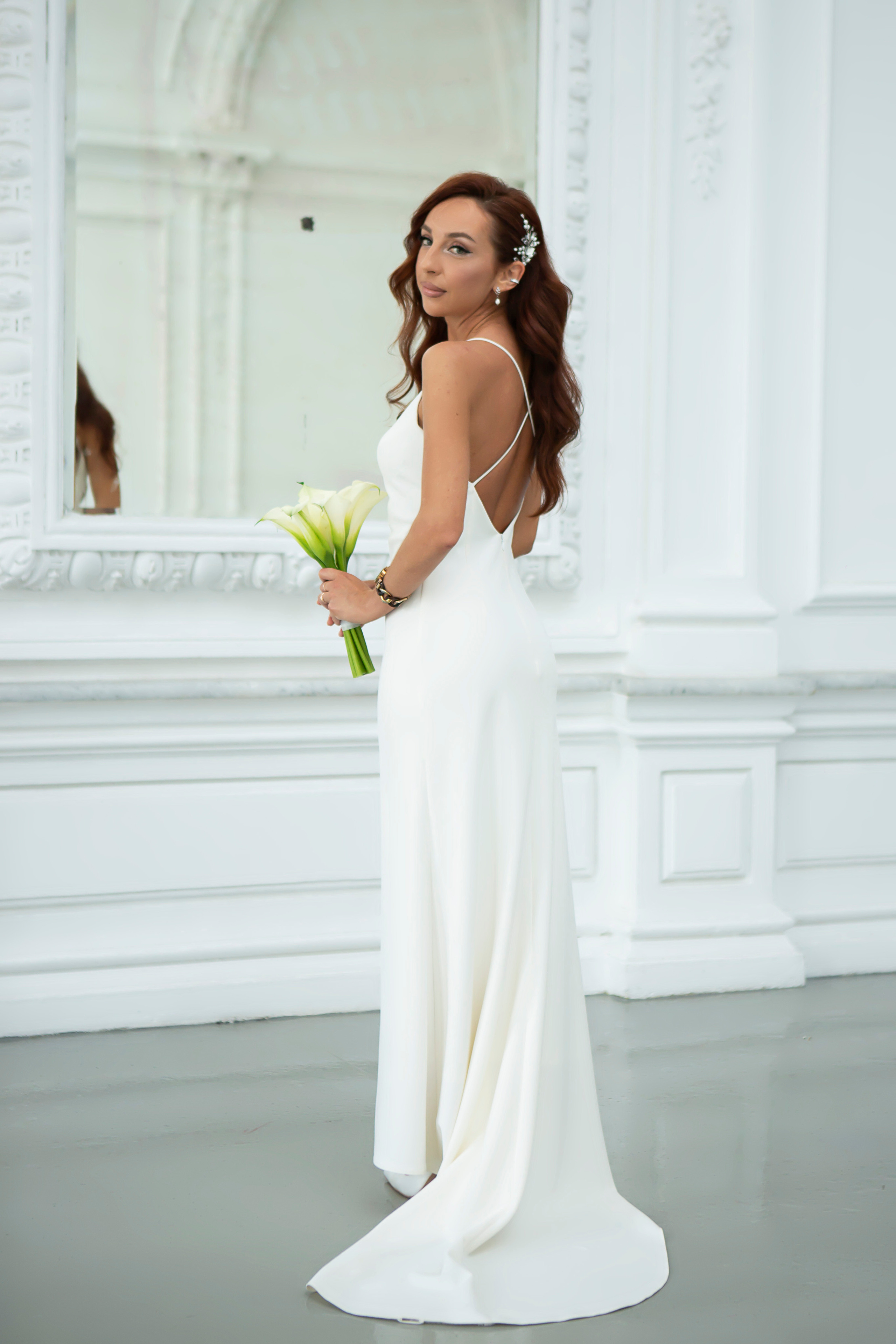 Фотосессия красивой невесты в белом зале ЗАГСА Москвы
