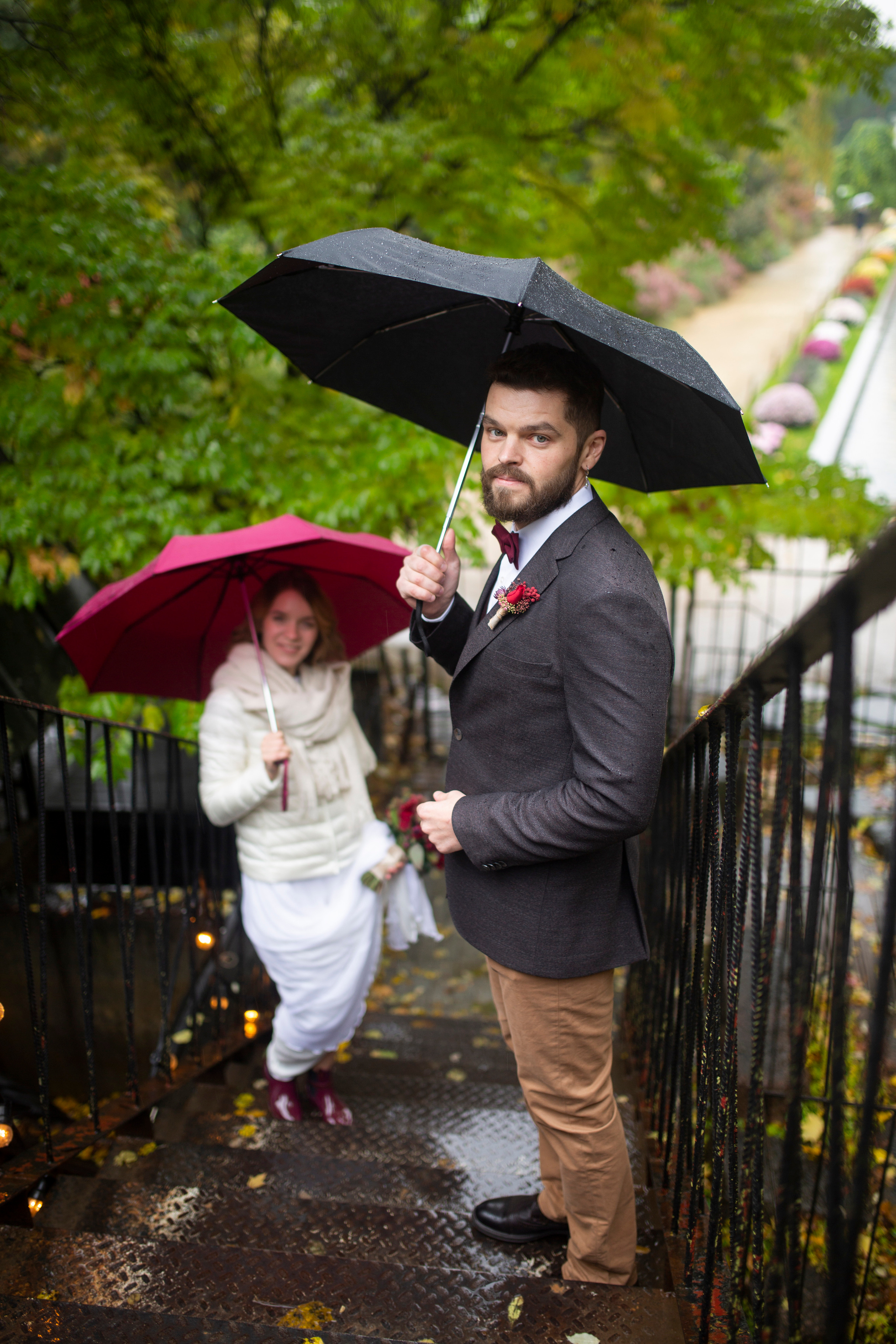 Осенняя свадебная фотосессия в Москве под дождём 