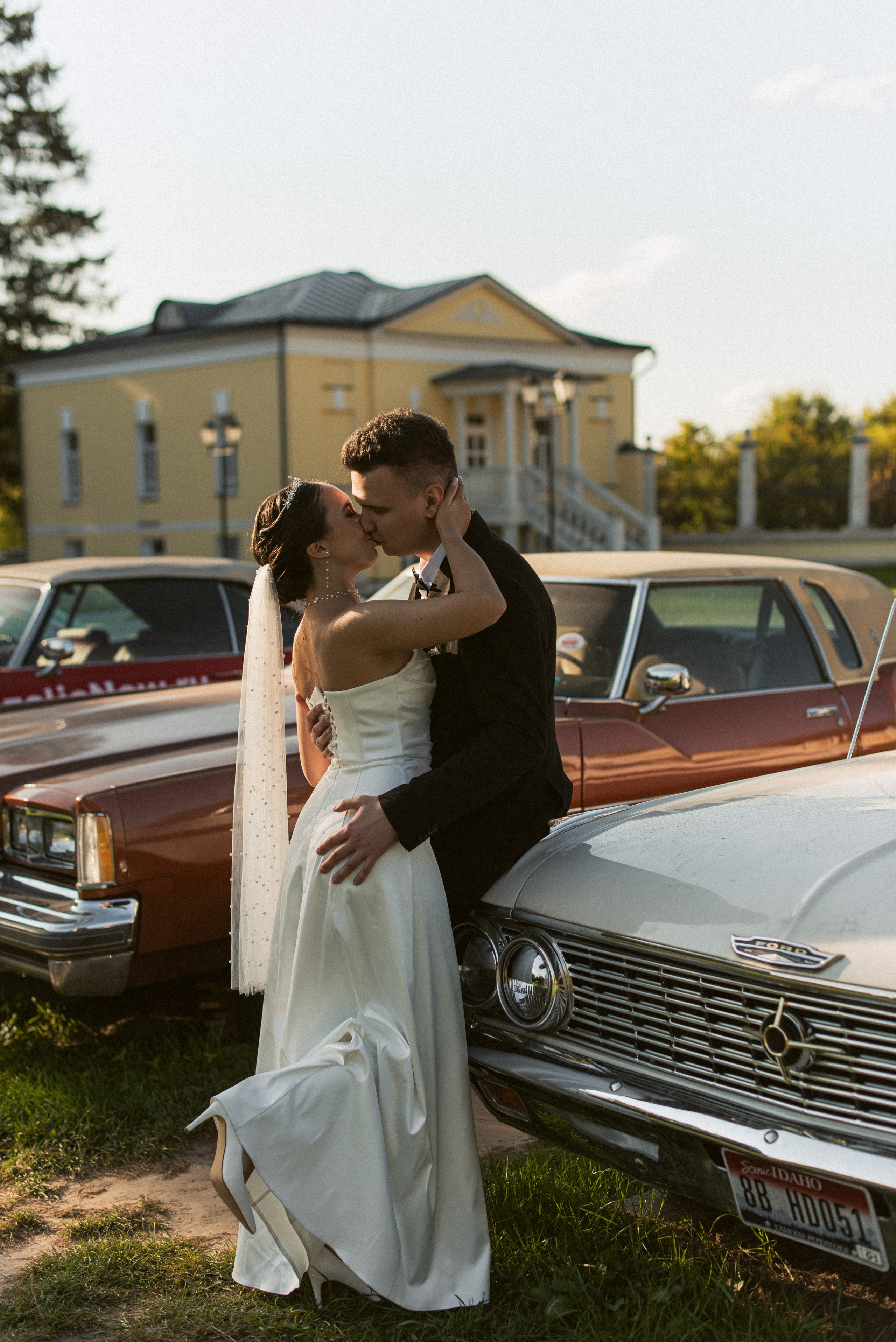 Свадебная фотосессия в стиле ретро в Усадьбе Гребнево, классический автомобиль и архитектура