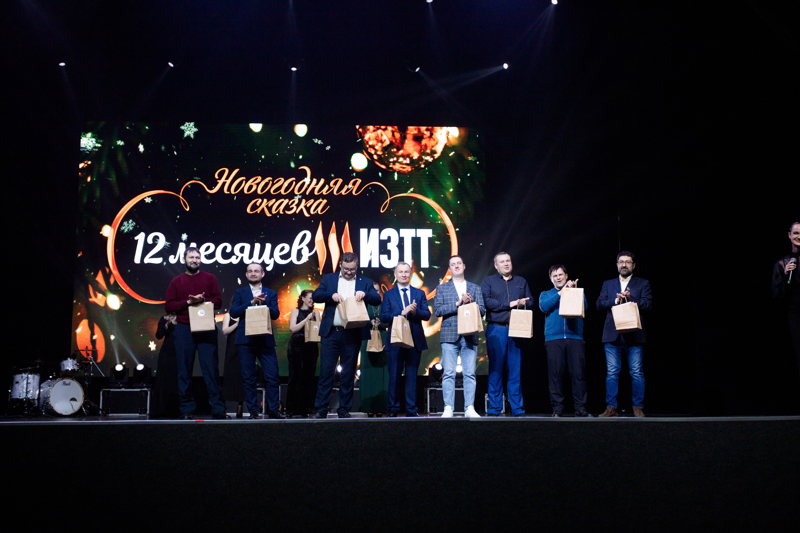 РЕПОРТАЖ: НОВЫЙ ГОД В ДК МЕТАЛЛУРГ. Профессиональный фотограф в Ижевске Леша Петров