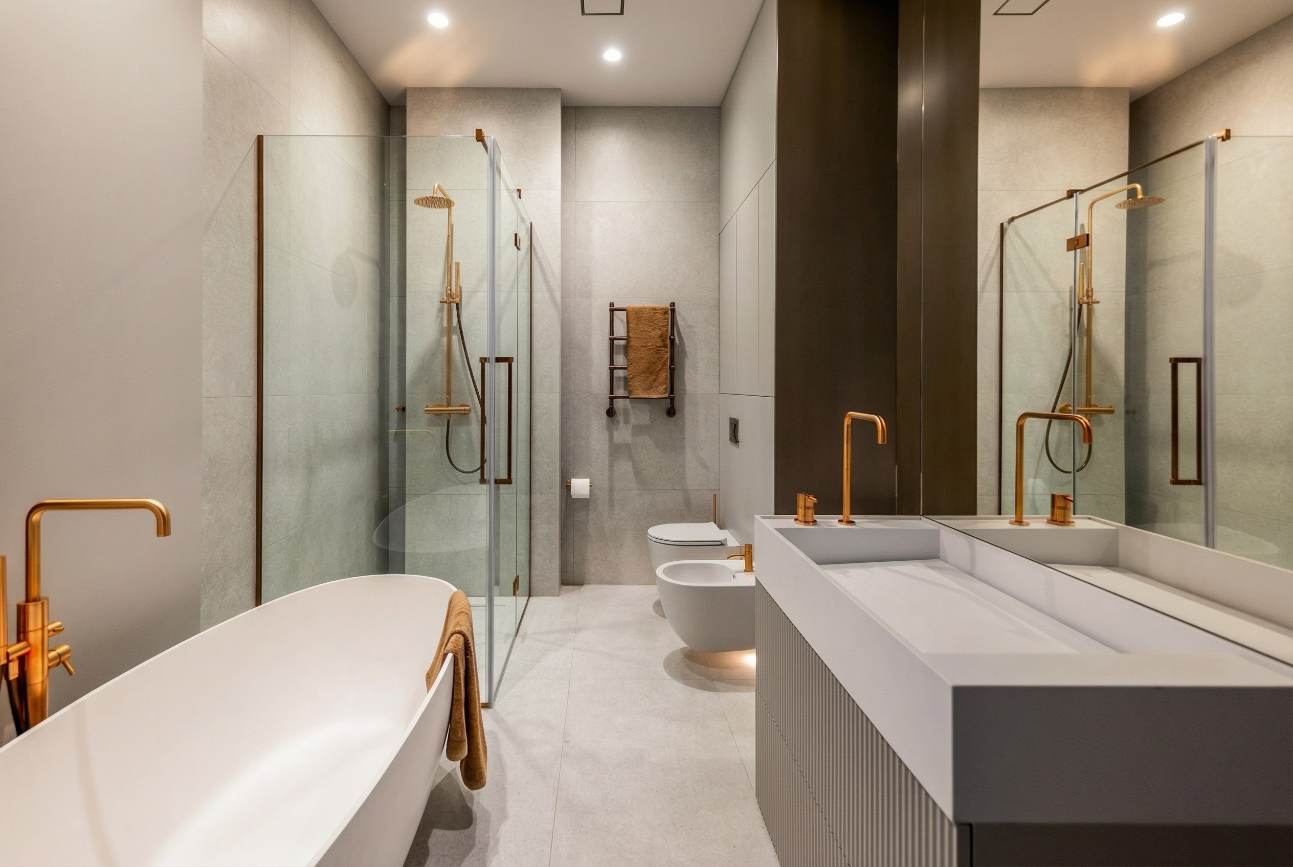 Премиальный интерьер ванной комнаты с отдельно стоящей ванной, душевой кабиной из стекла и золотой сантехникой, проект Валерии Котович в Подмосковье.