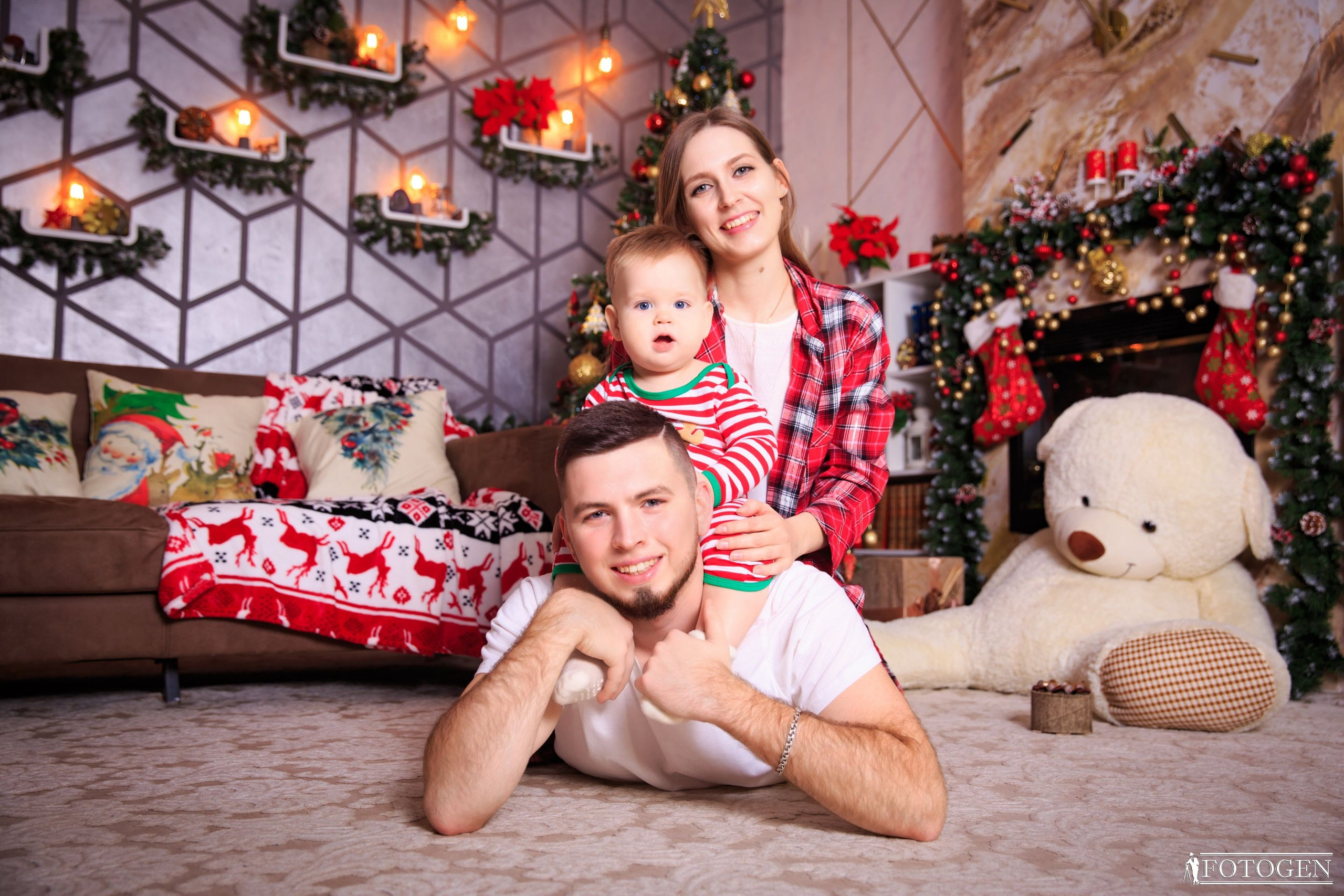 Семейная фотосессия: мама, папа и малыш | Портфолио Fotogen. Интерьерная фотостудия FOTOGEN г. Краснодар