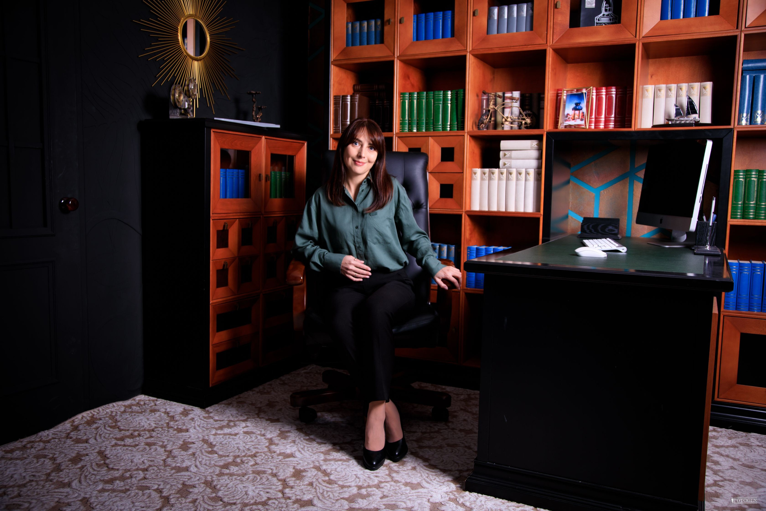 Женский деловой портрет | Бизнес фотосессии от Fotogen. Интерьерная фотостудия FOTOGEN г. Краснодар
