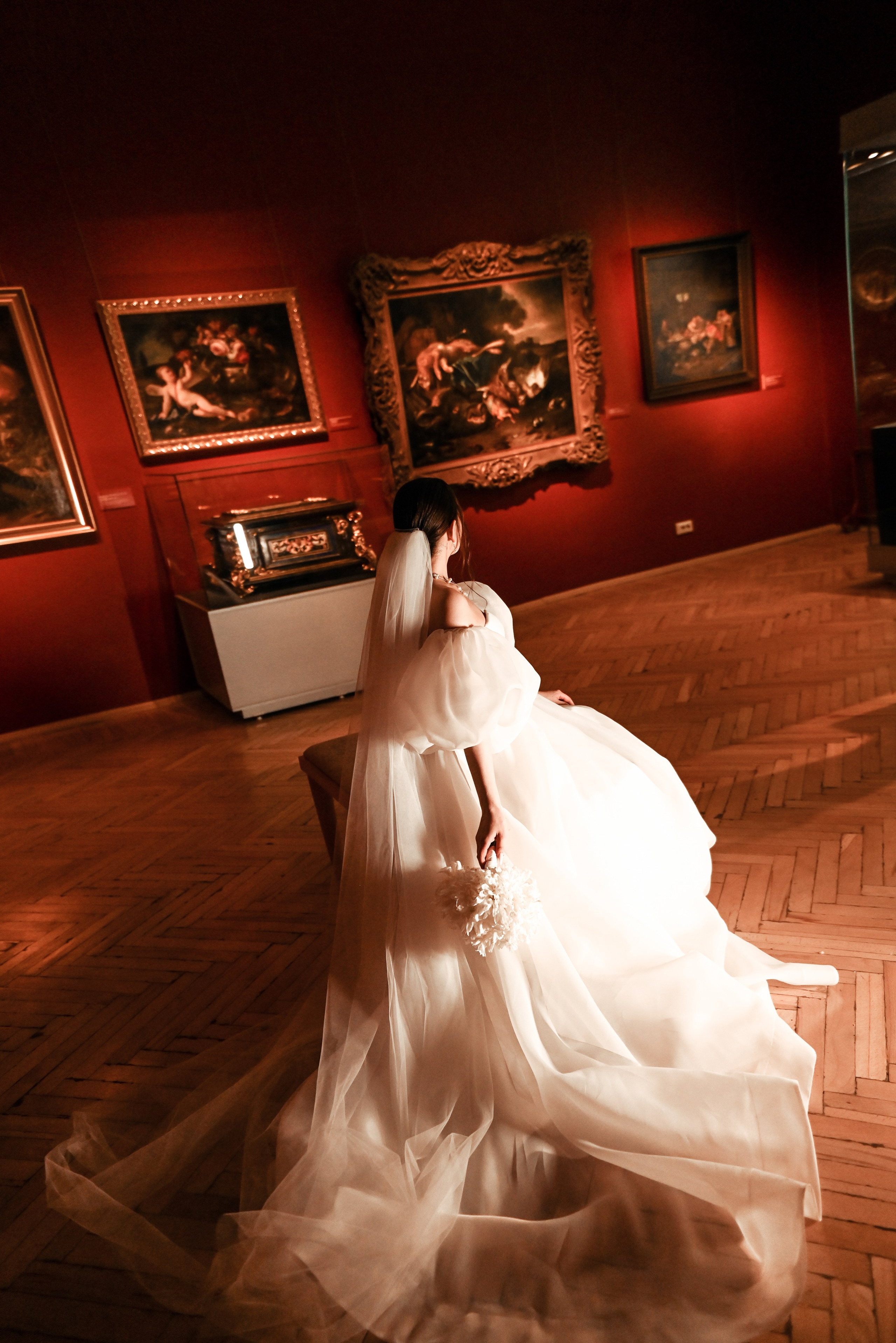 Небольшая свадебная серия в музее и прогулкой под дождем Эльмиры и Ризата. Свадебный, семейный, детский, контент фотограф в Омске Максим Ильин