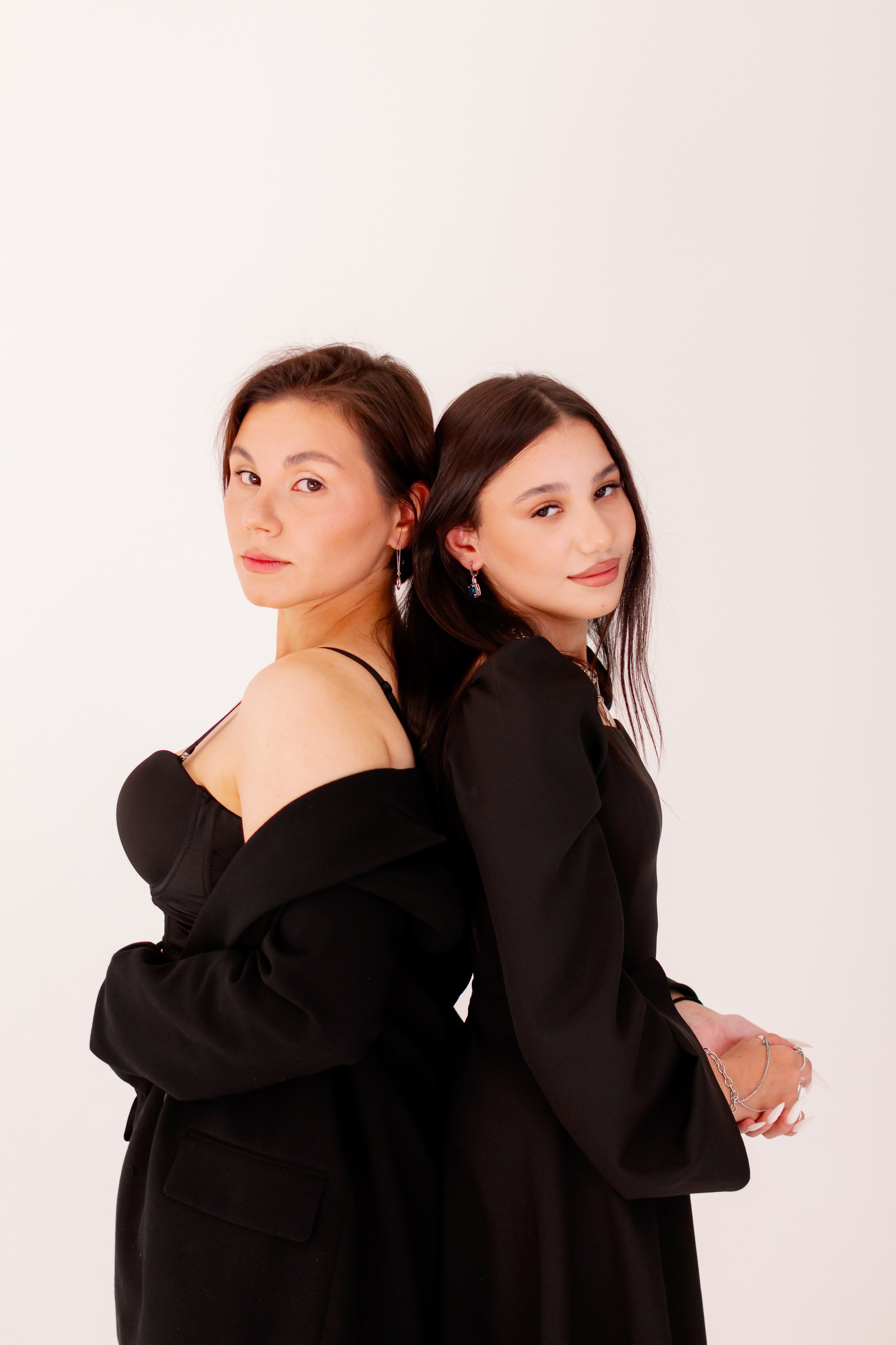 Эля и Лиза. Сёстры. Фотосессия в студии, Екатеринбург. Фотограф в Екатеринбурге Пойгина Елена