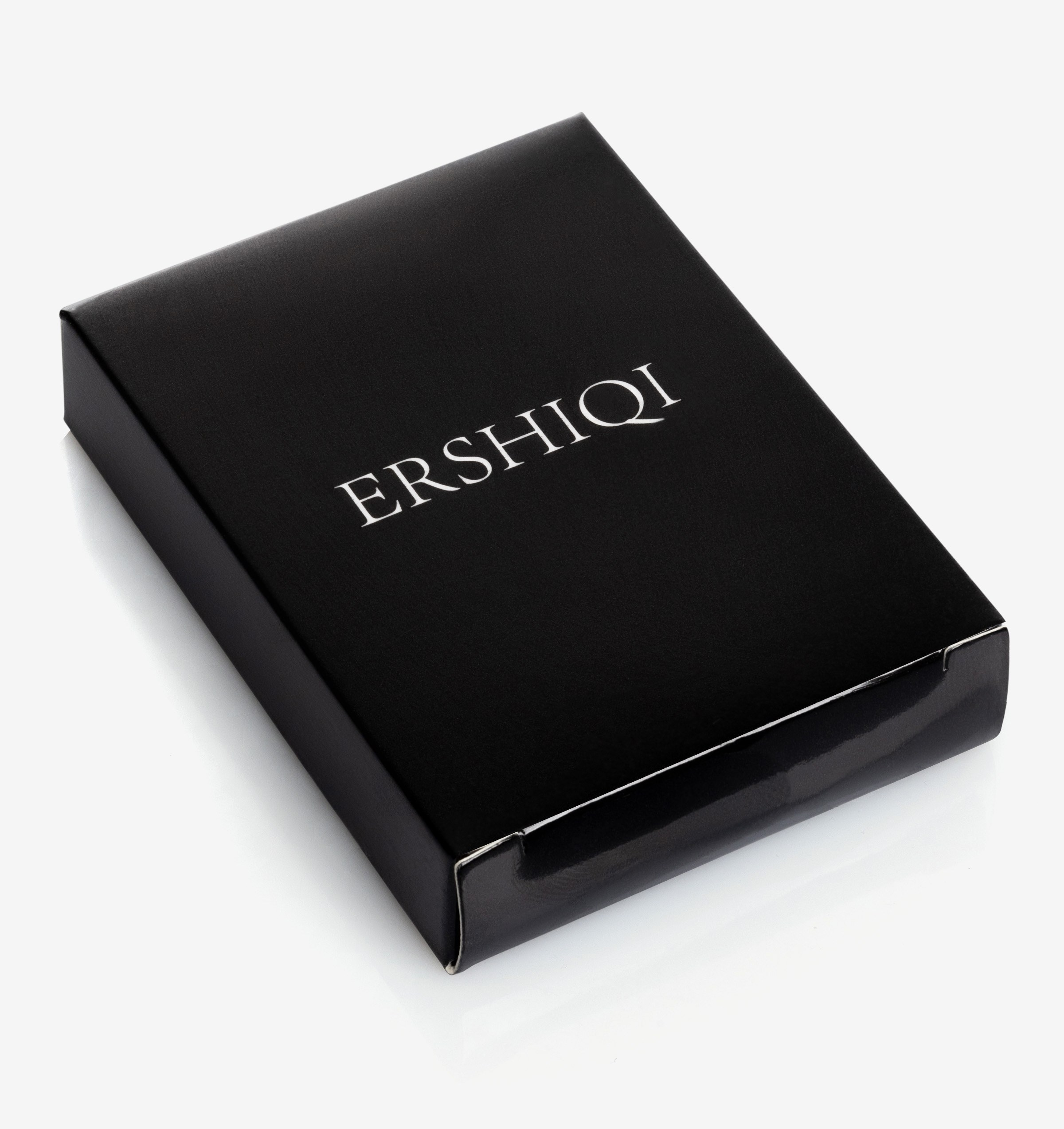 Палетка теней в черной упаковке на белом фоне | Фото для карточки Ozon