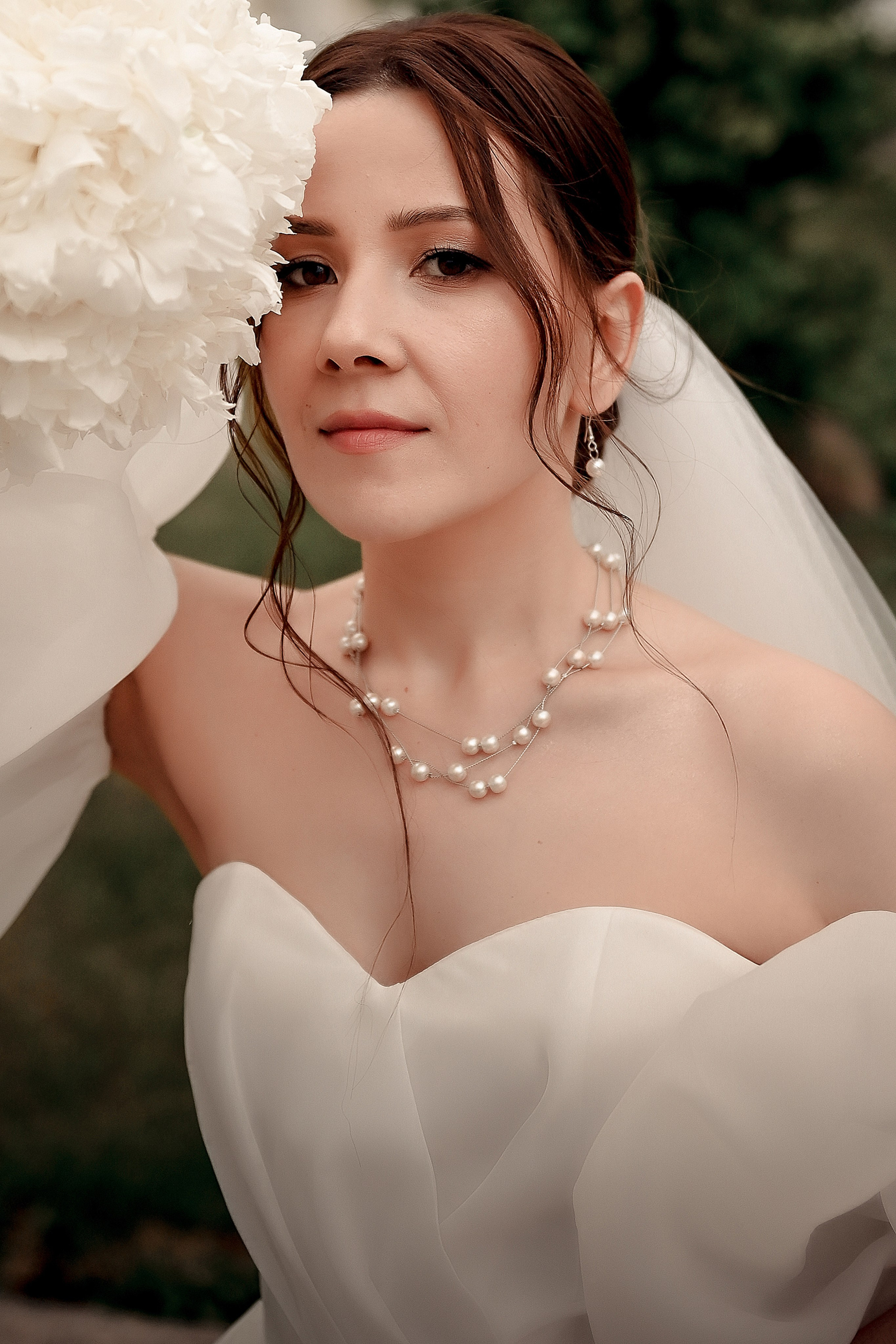 Небольшая свадебная серия в музее и прогулкой под дождем Эльмиры и Ризата. Свадебный, семейный, детский, контент фотограф в Омске Максим Ильин