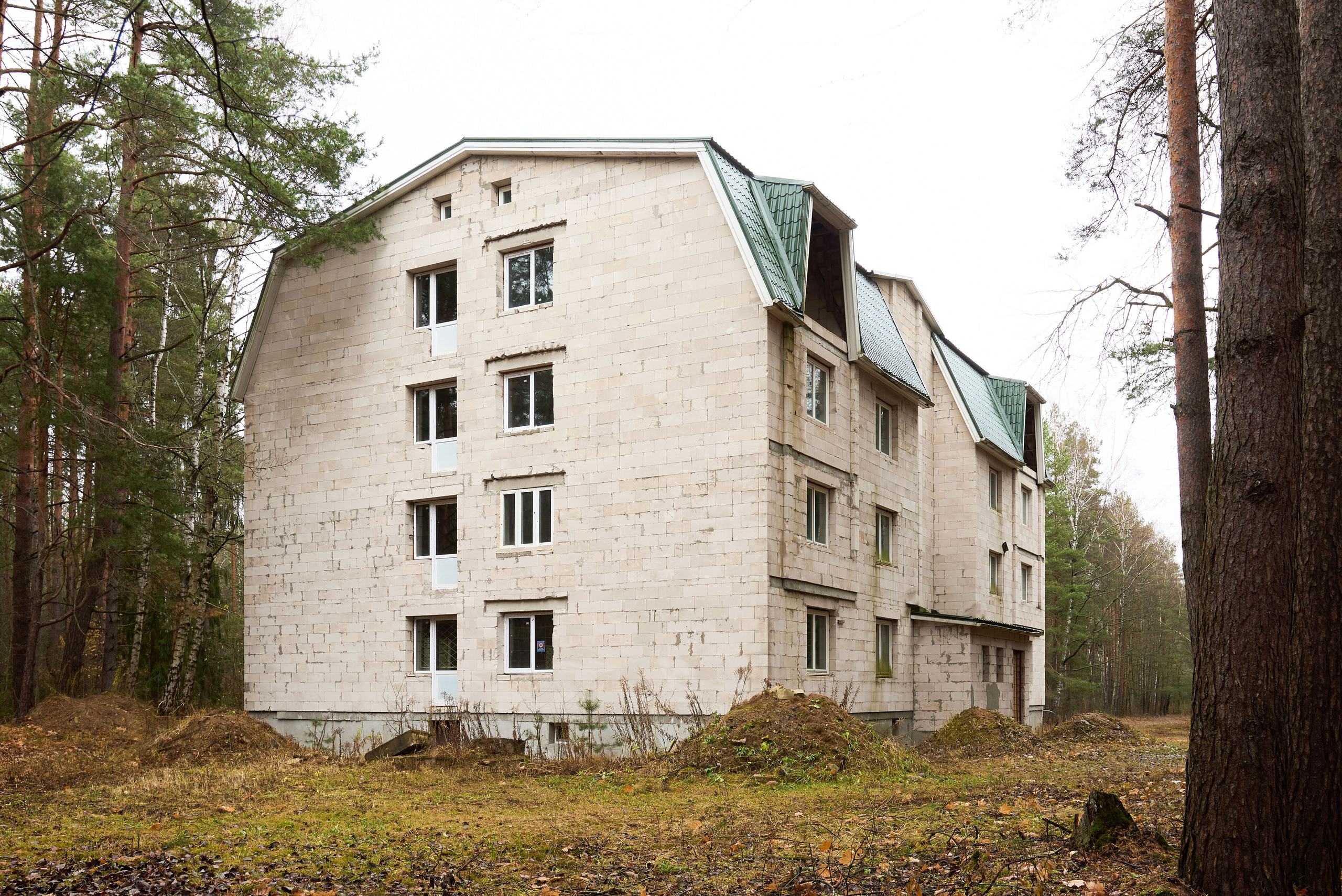 Территория с 4-этажным домом. Автомобильный и интерьерный фотограф в Минске Александр Тагаев