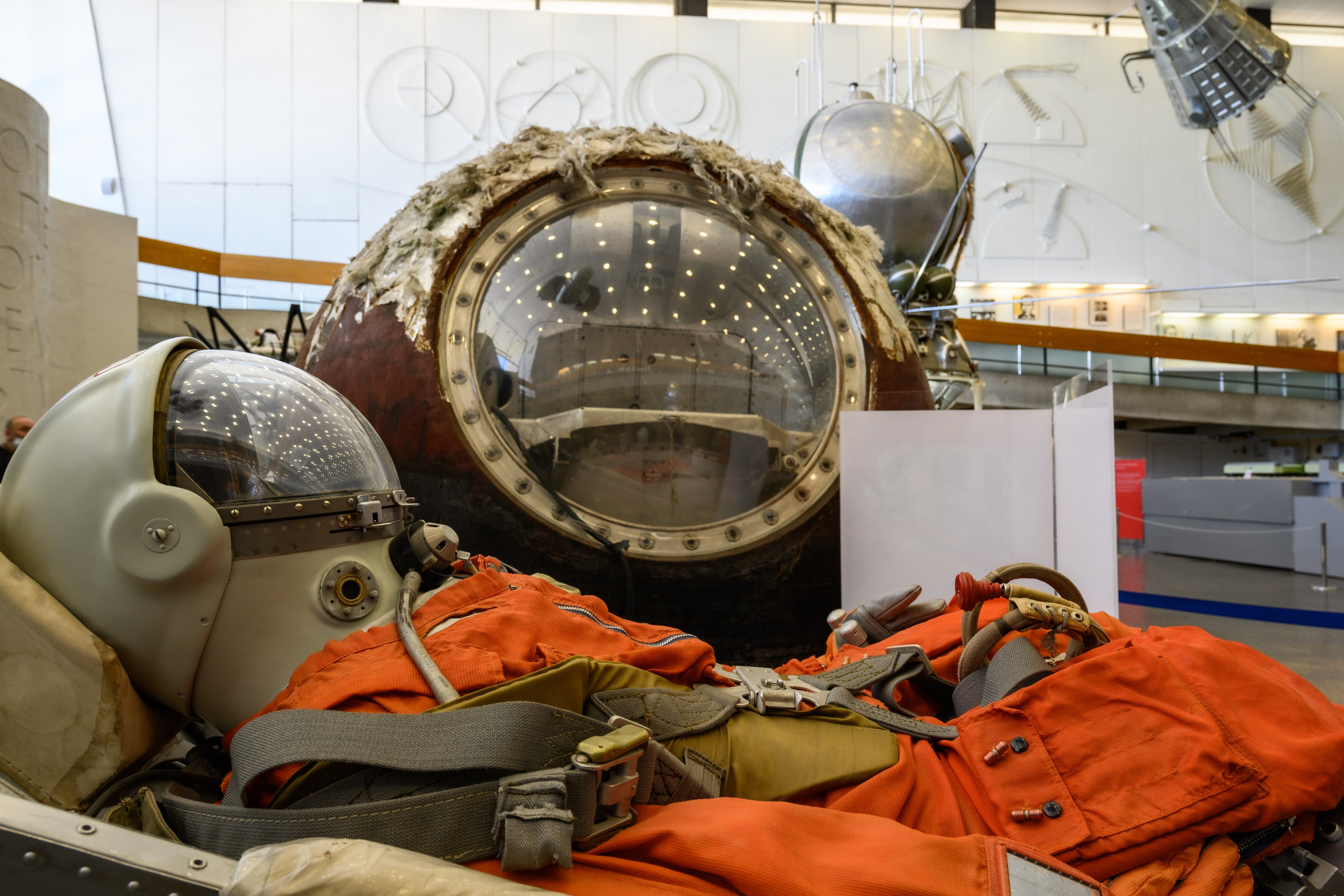 Космонавт и спускаемая капсула