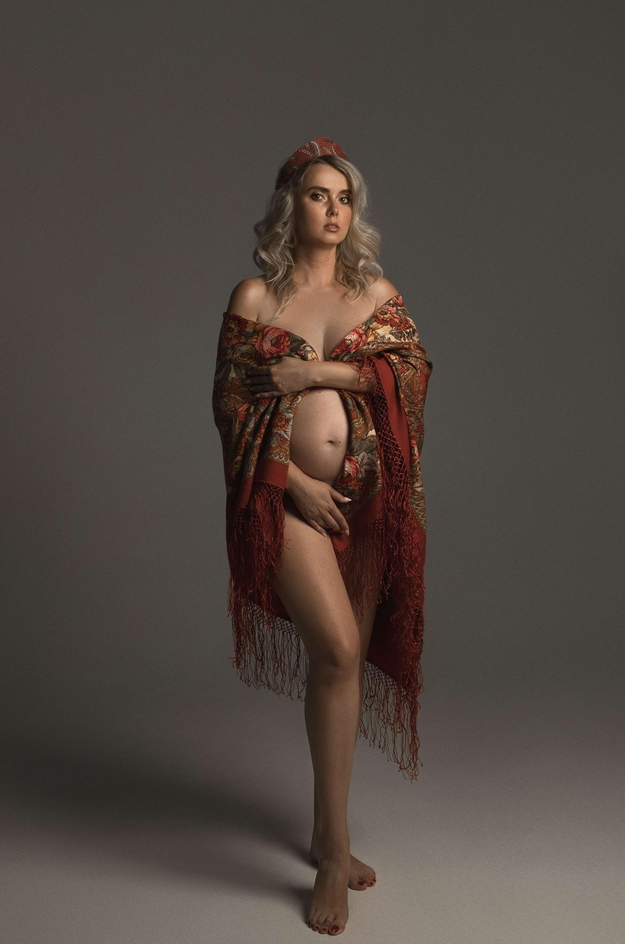 стильная фотосессия беременности в фотостудии, фотосъемка беременных в Тамбове, фотограф беременных, фотографии красивой беременности, фотосессия беременной в красивом платье, гардероб для фотосъемки беременности, фотосъемка беременности в кокошнике и в русско-народном стиле, фотограф беременности и материнства Марина Смаль