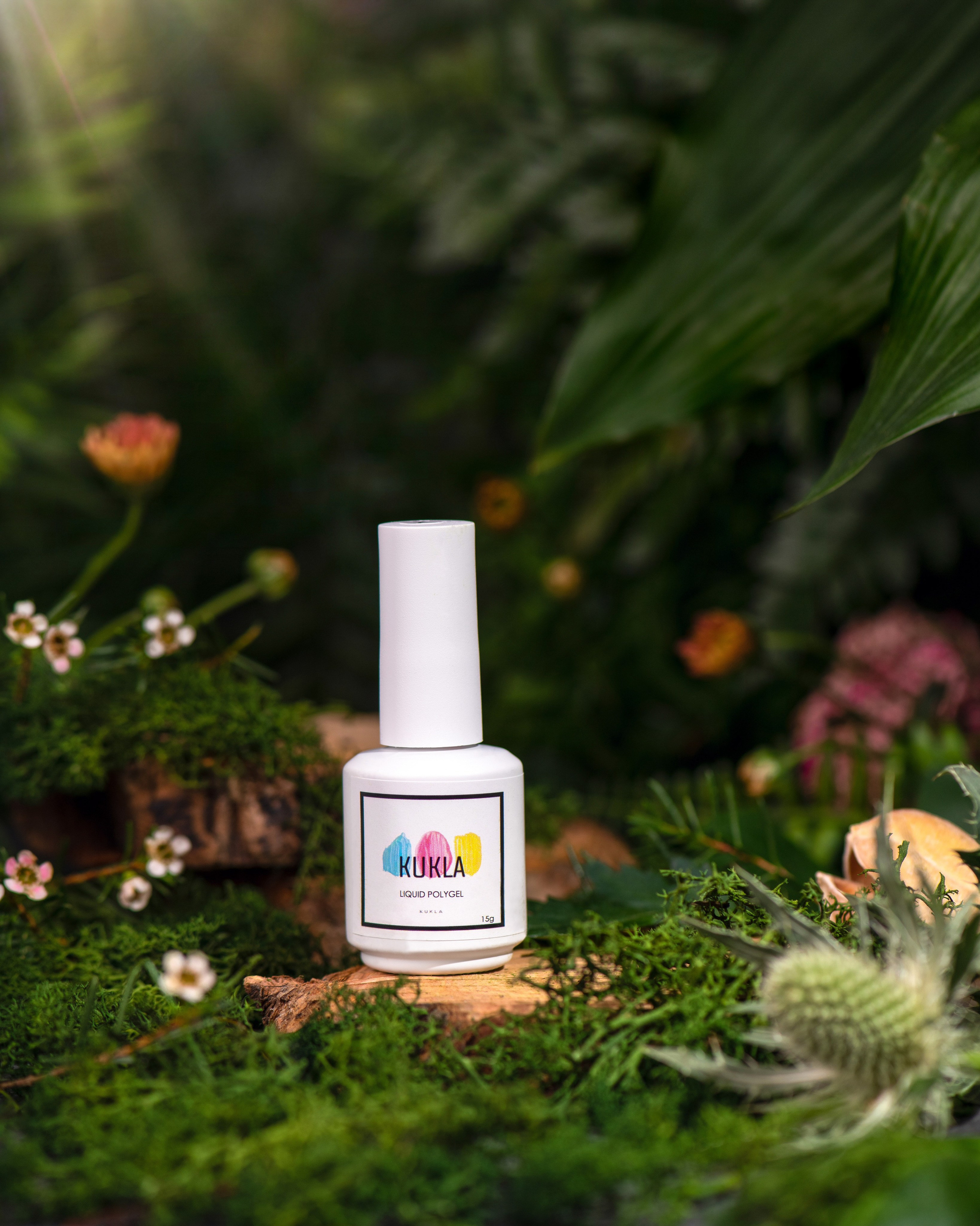 Фото флакона с имитацией леса для рекламы в социальных сетях с применением спецэффектов Photoshop