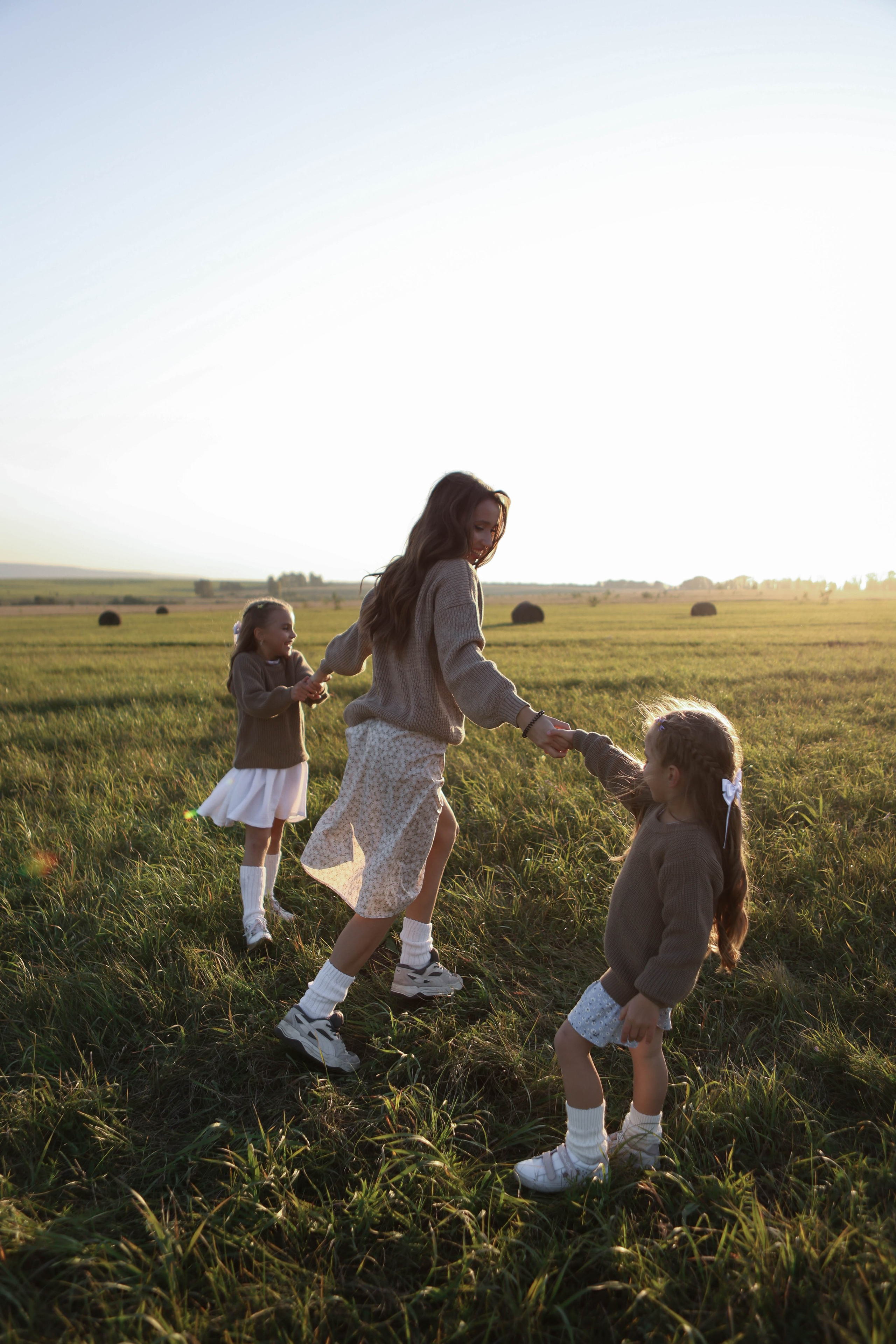 Три сестры в поле. Фотограф Белово Полина
