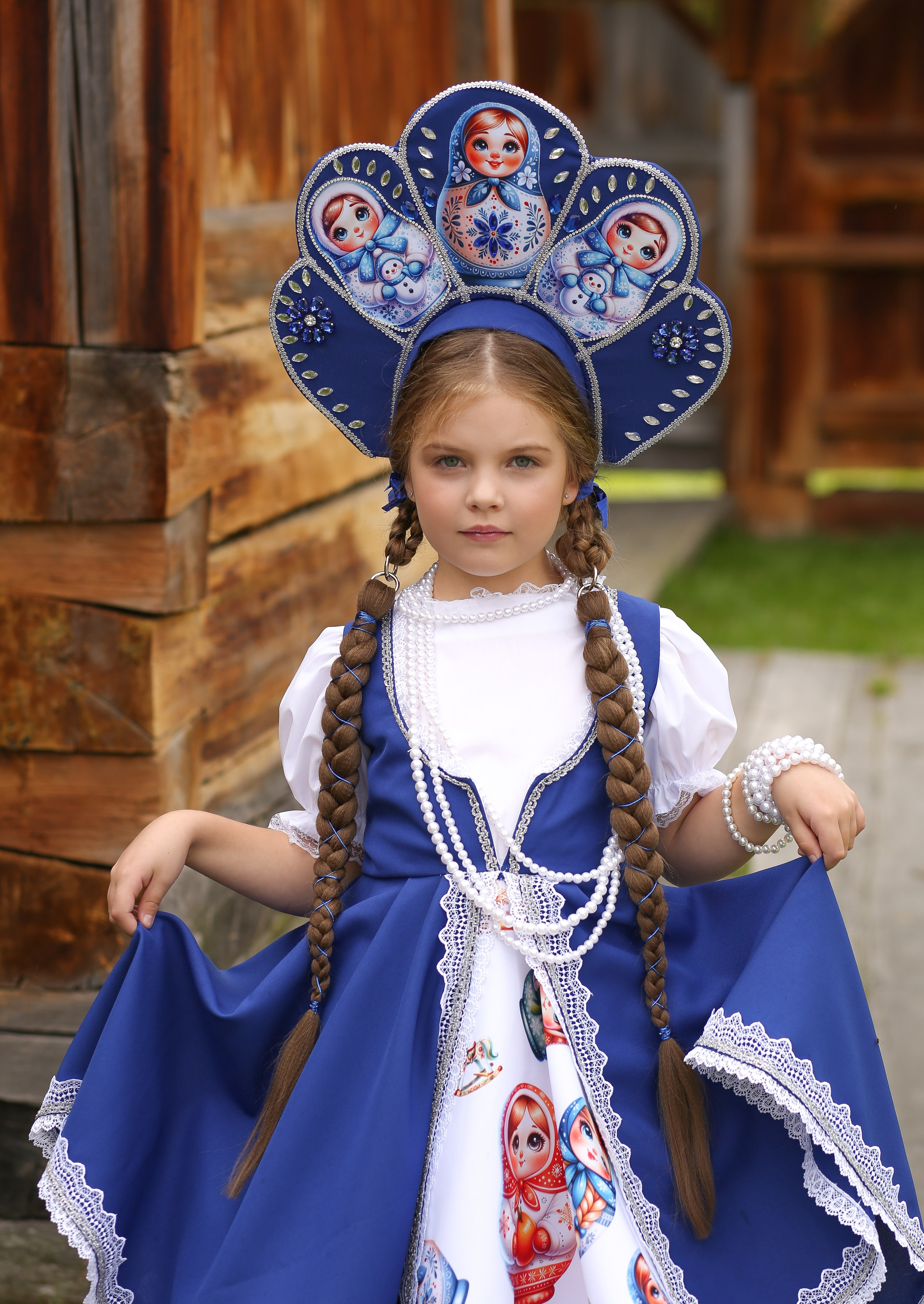 аренда наряда "матрёшка синяя". В состав костюма входит сарафан,рубашка, подъюбник. Кокошник оплачивается отдельно! Стоимость проката сутки 3000р. с кокошником 3500р. рост модели на фото 128-130 см.