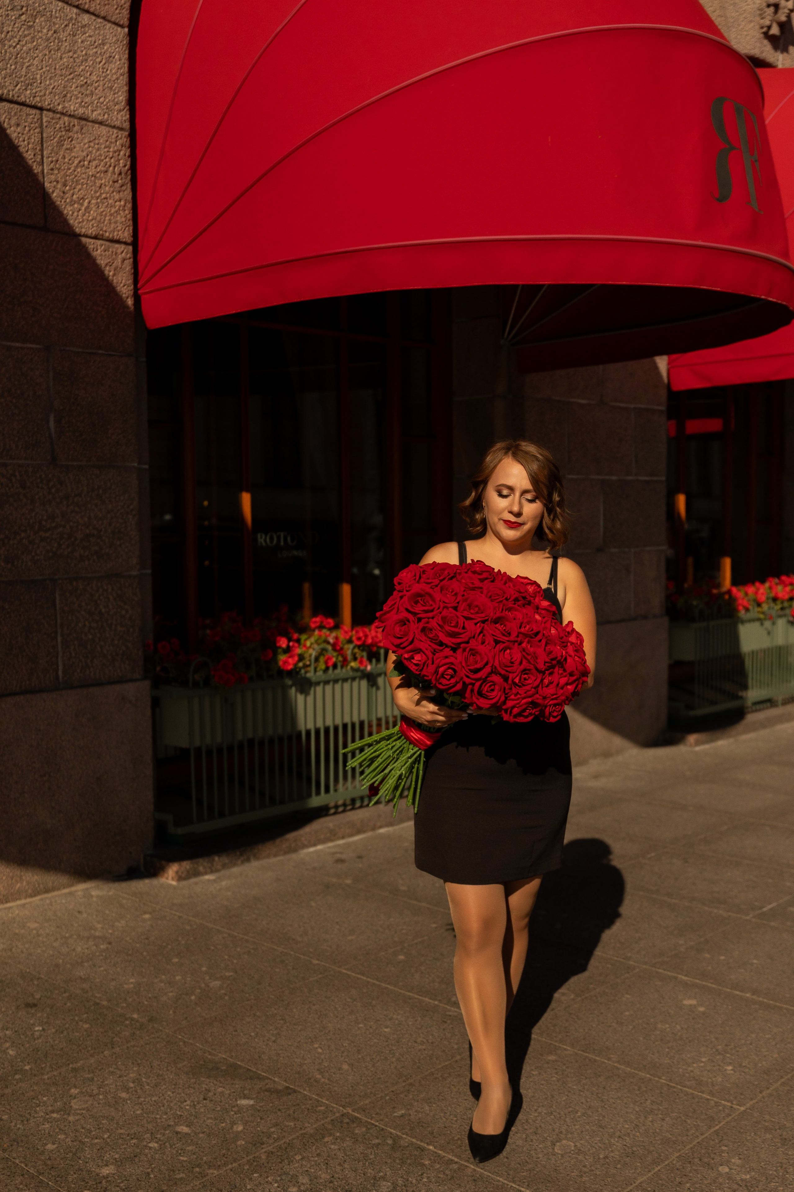 Фотопрогулка в центре с букетом красных роз. Семейный и свадебный фотограф в Санкт-Петербурге Татьяна Швыкова