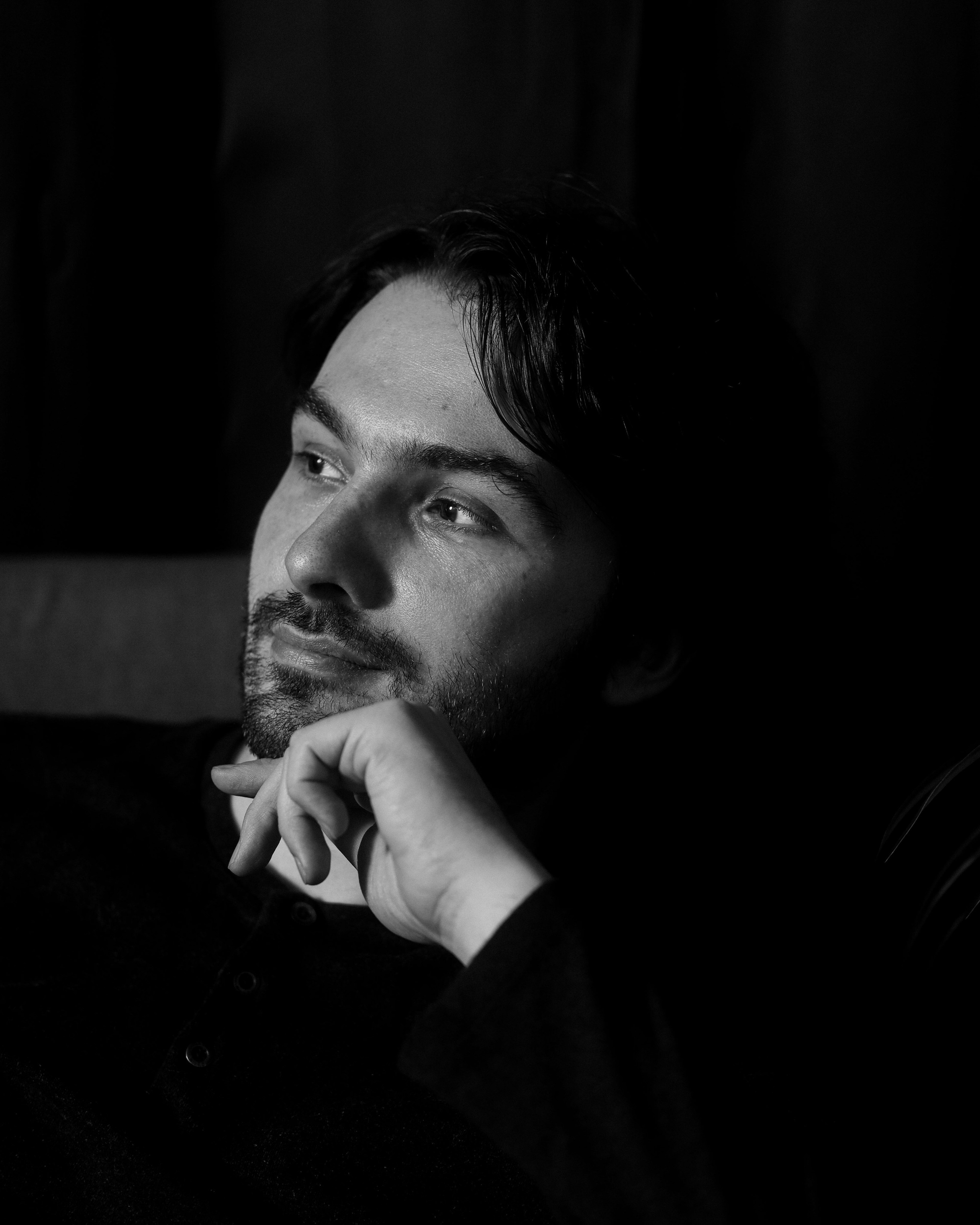 черно-белый портрет задумчивого мужчины