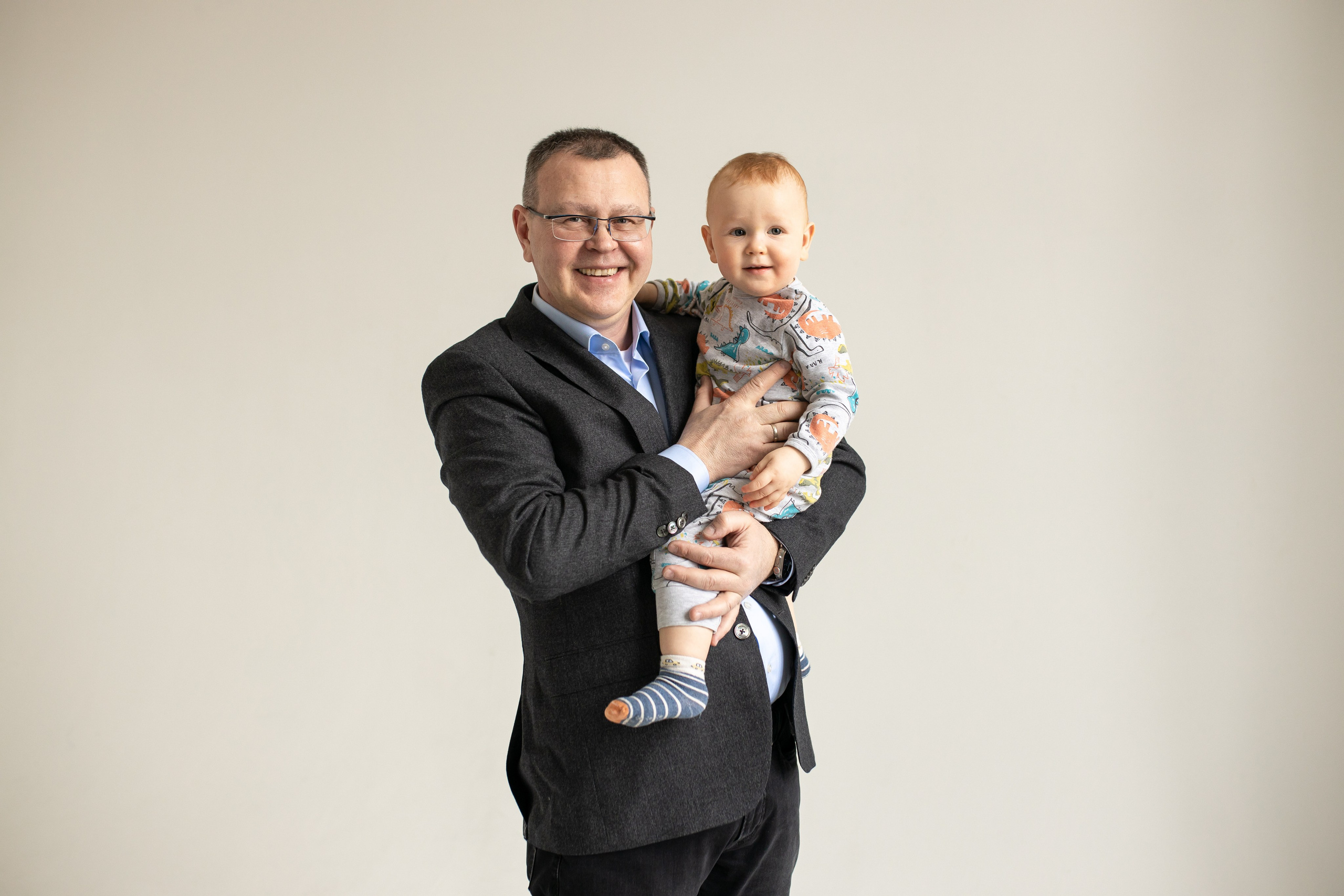 Семейная фотосессия на циклораме с естественным светом. Фотограф в Железнодорожном и Балашихе