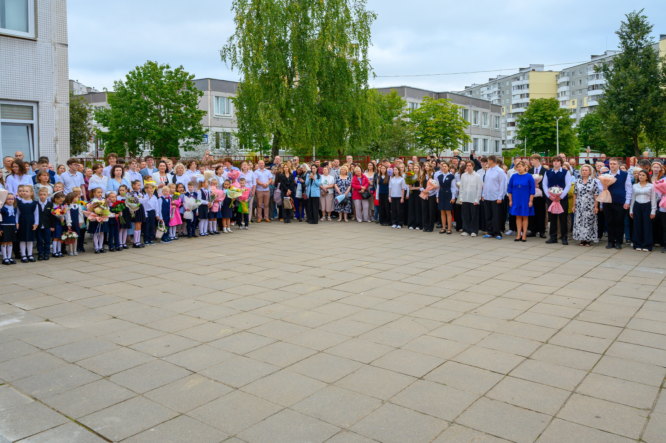 Вот звучит первый звонок, перед этим долгое приготовление к новому этапу в жизни, Яромир идет в школу. Фотоуслуги, услуги фотографа, фотографирование важных событий