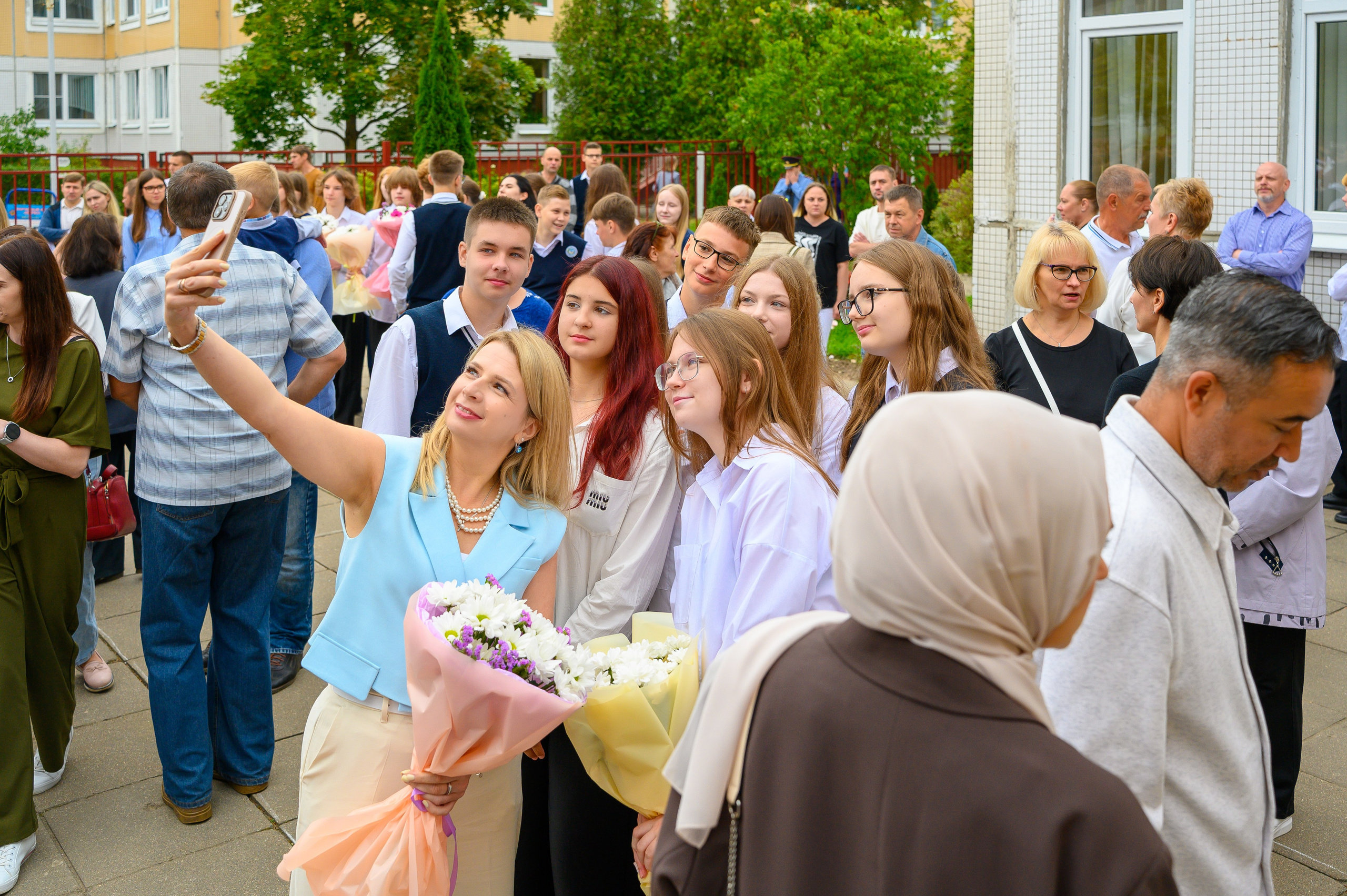 Вот звучит первый звонок, перед этим долгое приготовление к новому этапу в жизни, Яромир идет в школу. Фотоуслуги, услуги фотографа, фотографирование важных событий
