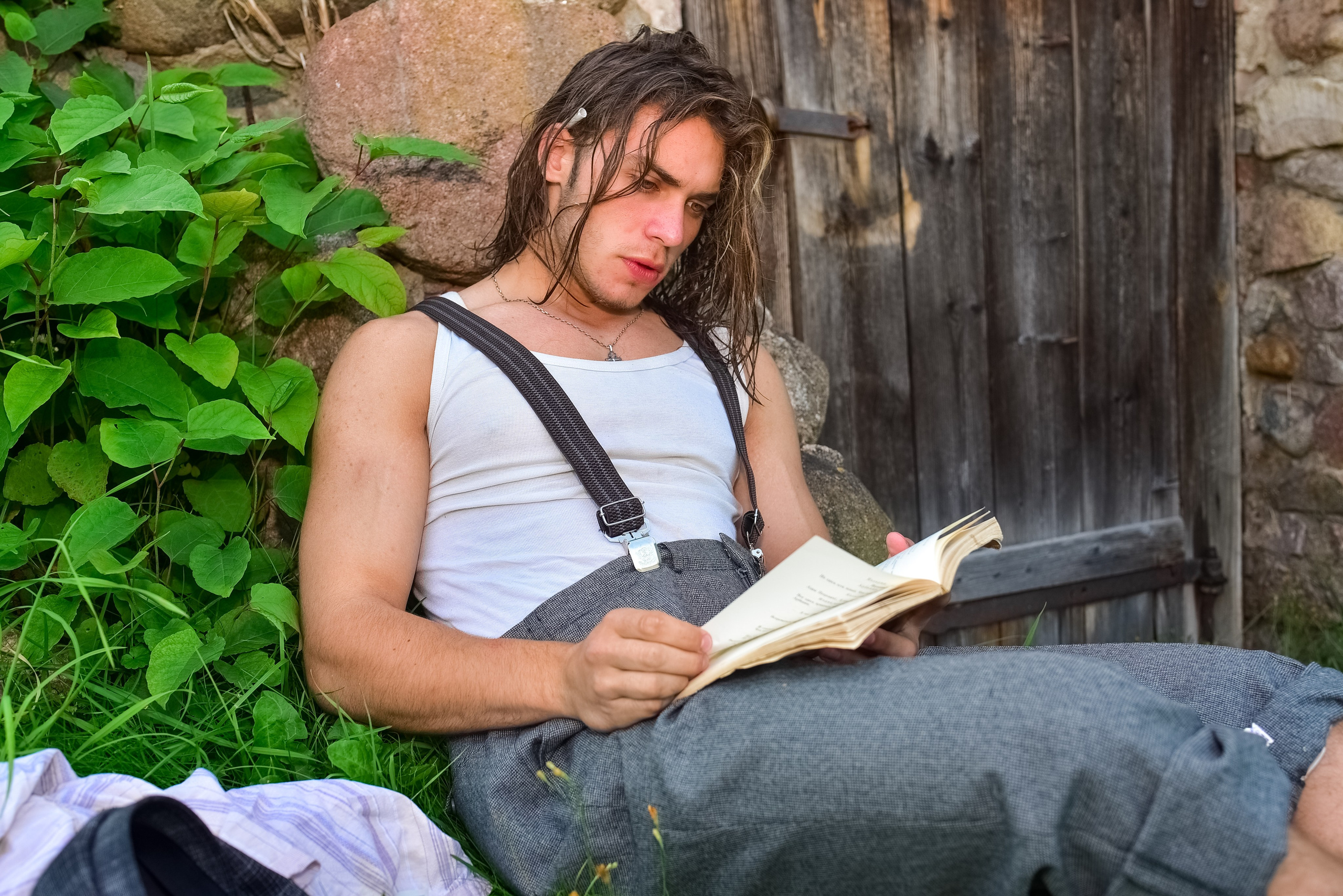 Вязынка ,молодой парень , мужчина , серьезные намерения , букет , шляпа , чемодан ,костюм , волнение , подготовка к важному событию , встреча , встреча с родными , встреча после олгой разлуки , ожидание ,красивый парень , молодое тело , красивое тело , красивый волос , волос  ,отдых ,релакс , книга , чтение , грамотность ,чистота русского языка , красота белорусского языка   