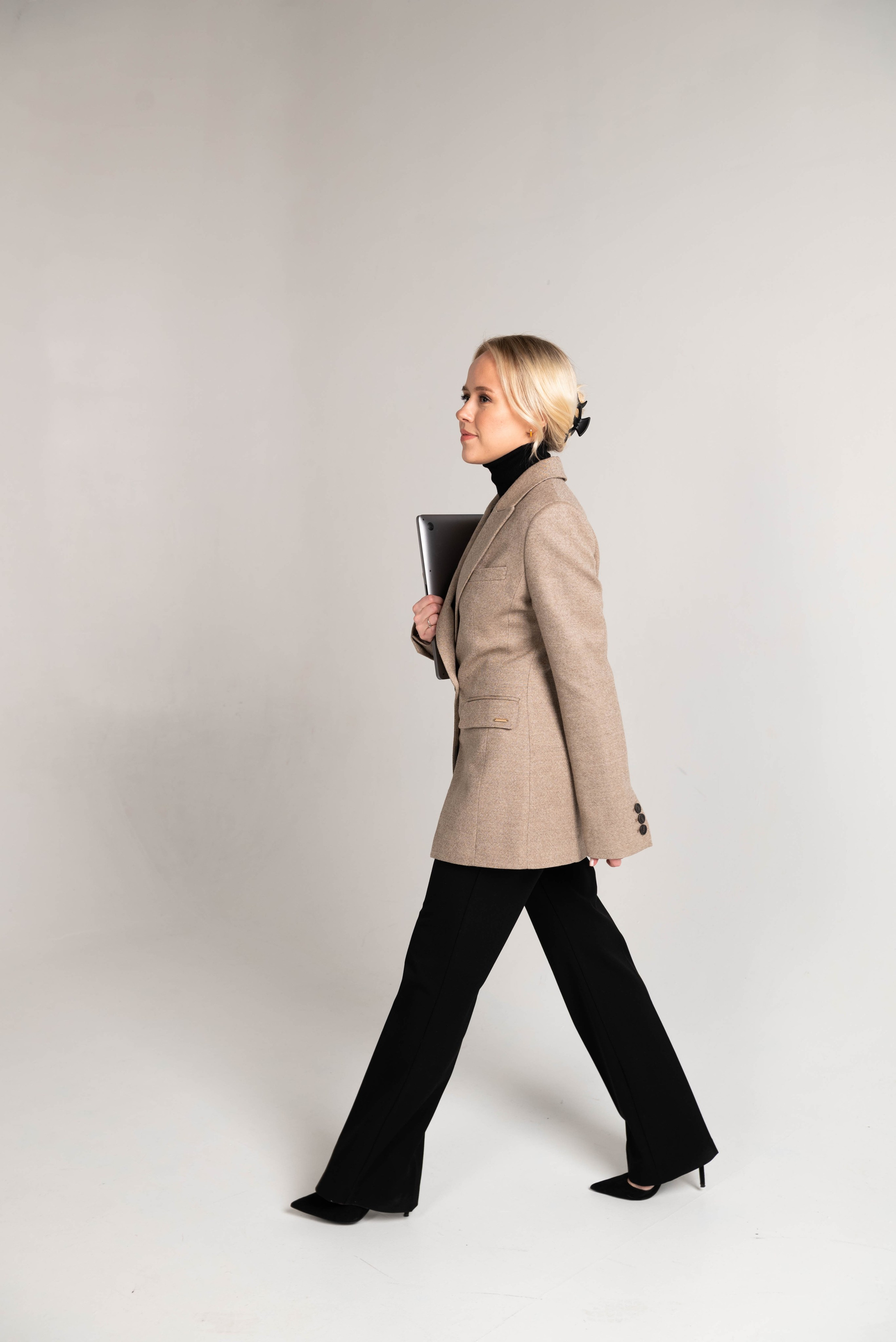 Полина Возиян (съемка для блога юриста @ation.law). Фотограф Москва Настя Профотовна. Репортажные, свадебные и контент фотосессии