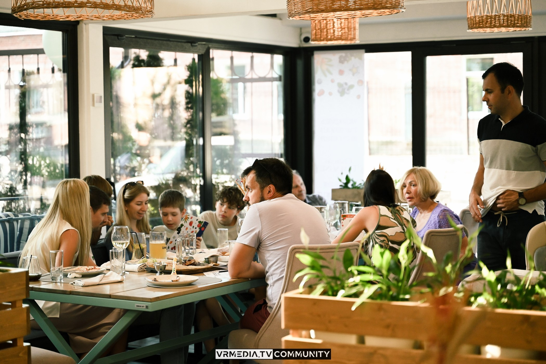 Ресторан «Volna»: Вокальный вечер на летней веранде «Хочу на дачу»