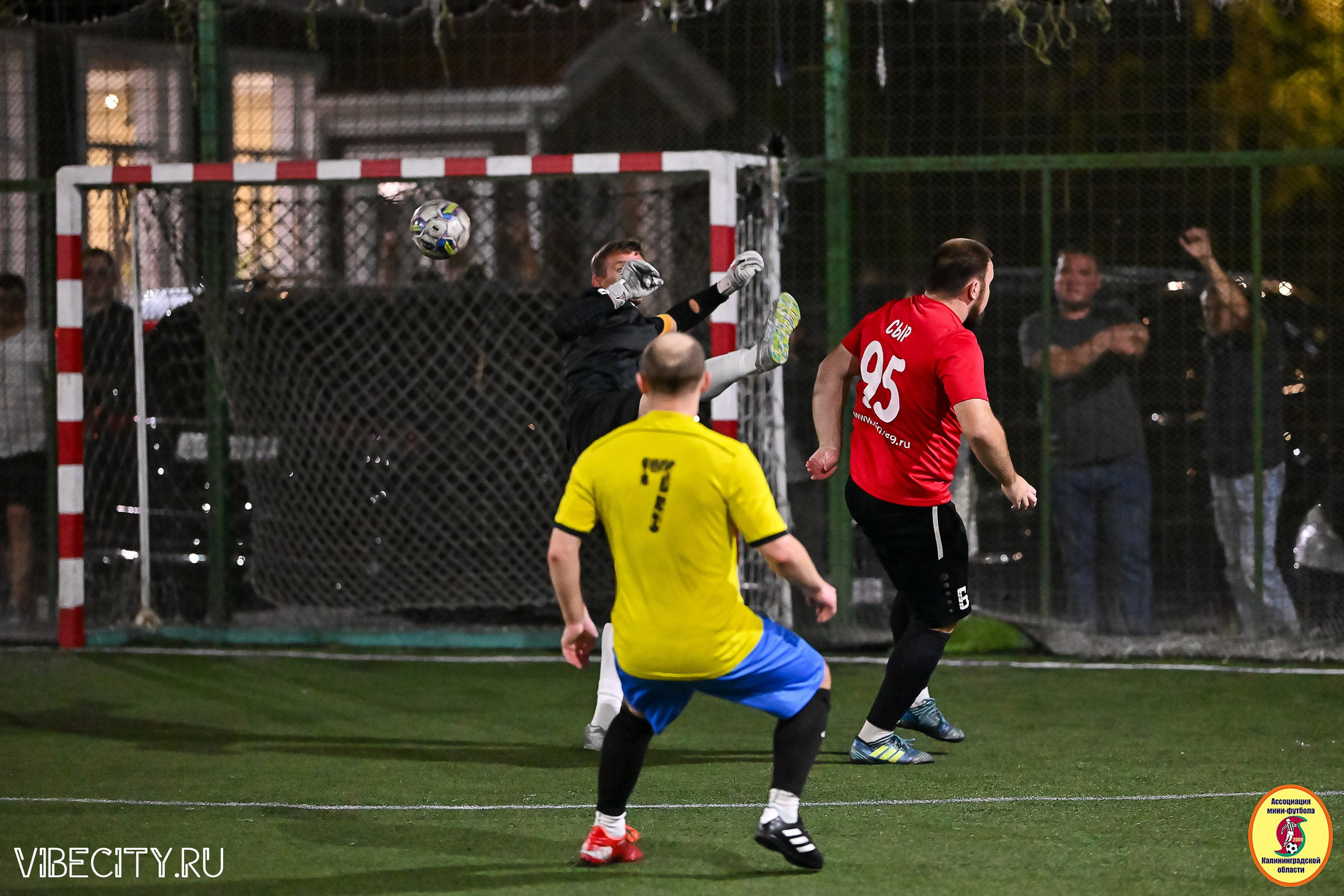 ФИНАЛЬНЫЕ ИГРЫ КУБКА МИНИ-ФУТБОЛЬНОЙ ЛИГИ И КУБКА КОРПОРАТИВНОЙ МФЛ 2025. VIBECITY.RU Вайб Сити Ру Фоторепортажи Фотоотчеты Калининград