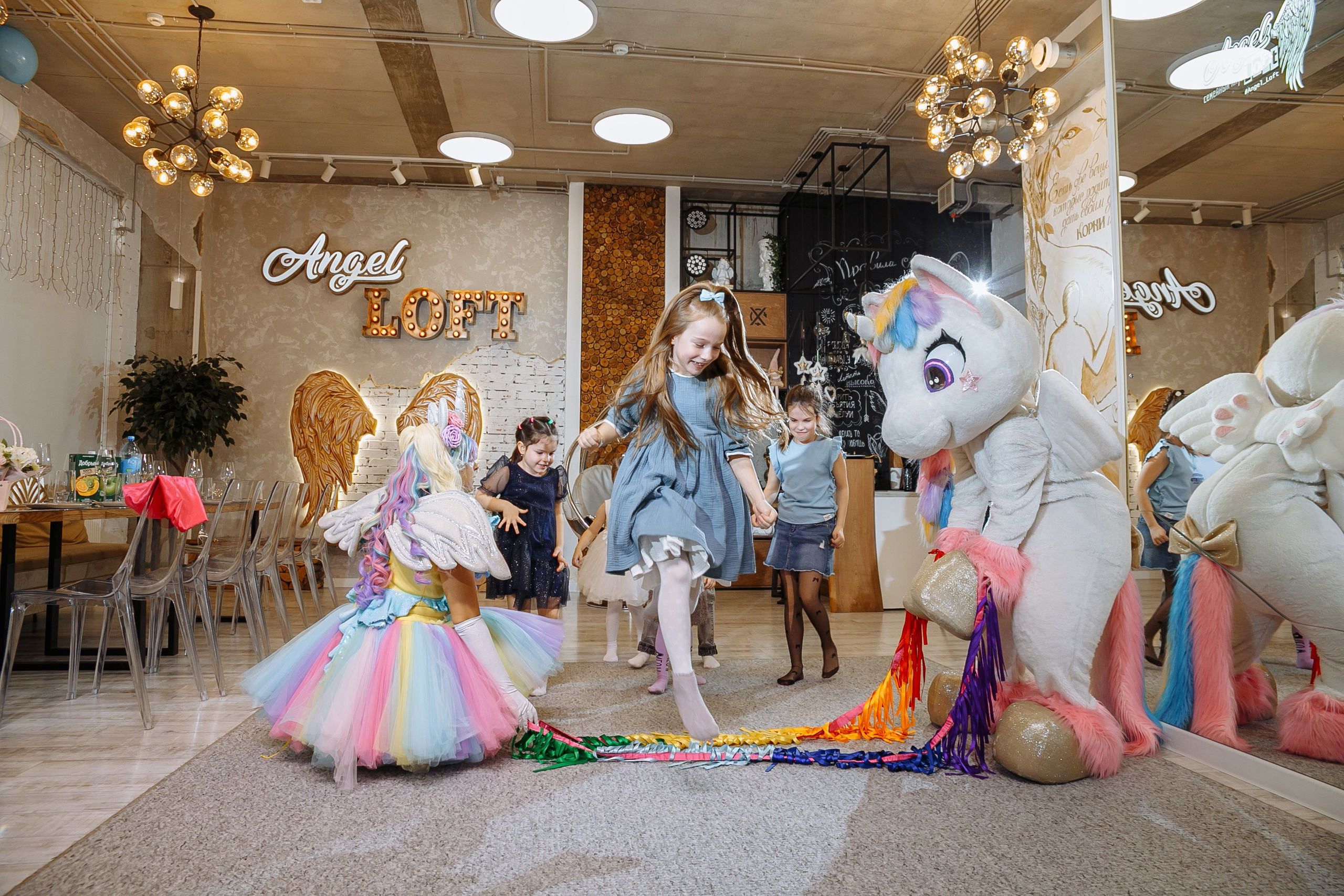 Насте 5 лет, дети играют в Ангел лофт. Событийный фотограф Максим Бескоровайновнов