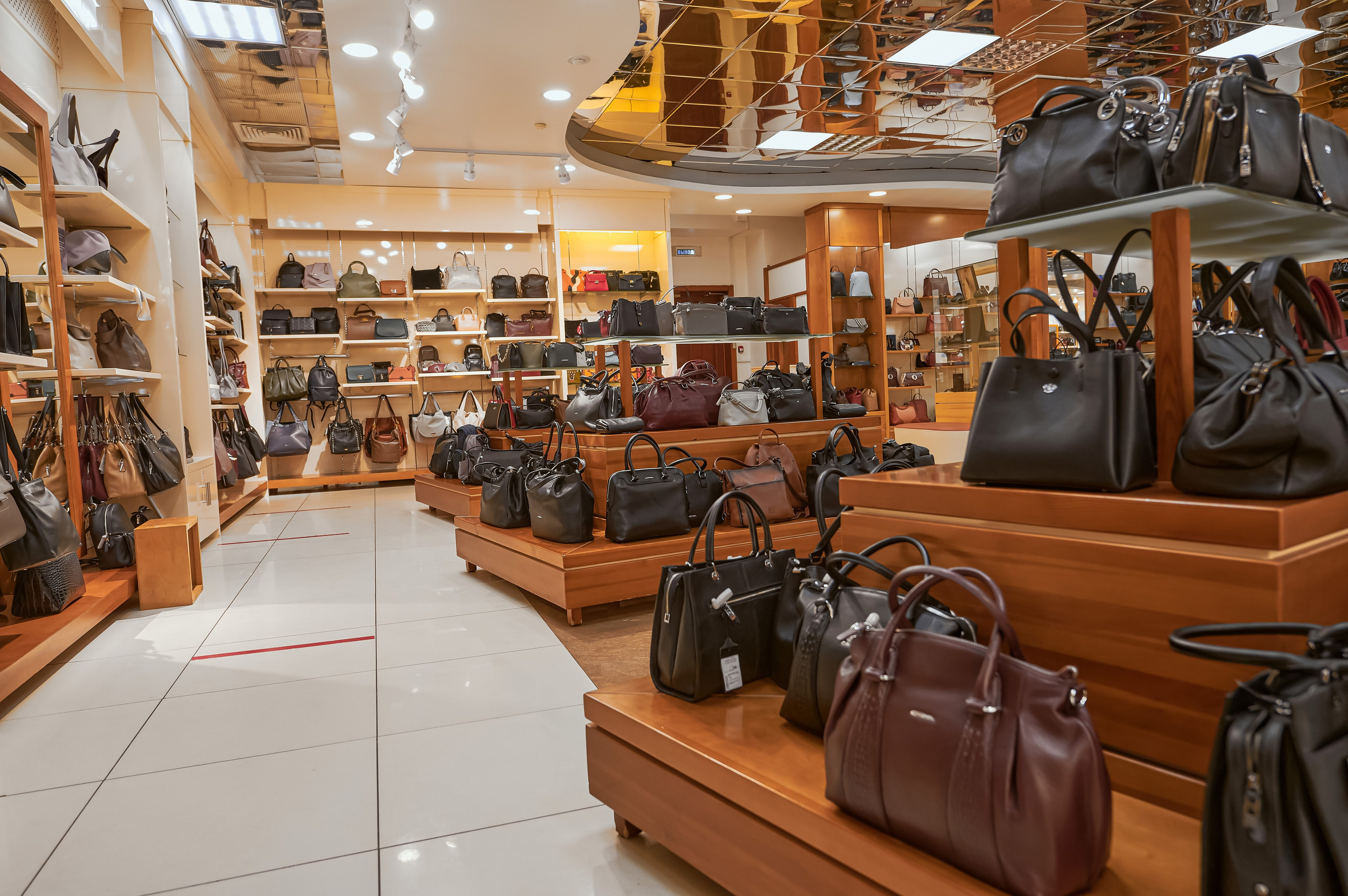 Портфолио по интерьерной и экстерьерной фотосъёмки: Мир Сумок — Правый берег. Фотограф Яковлев Роман — Красноярск