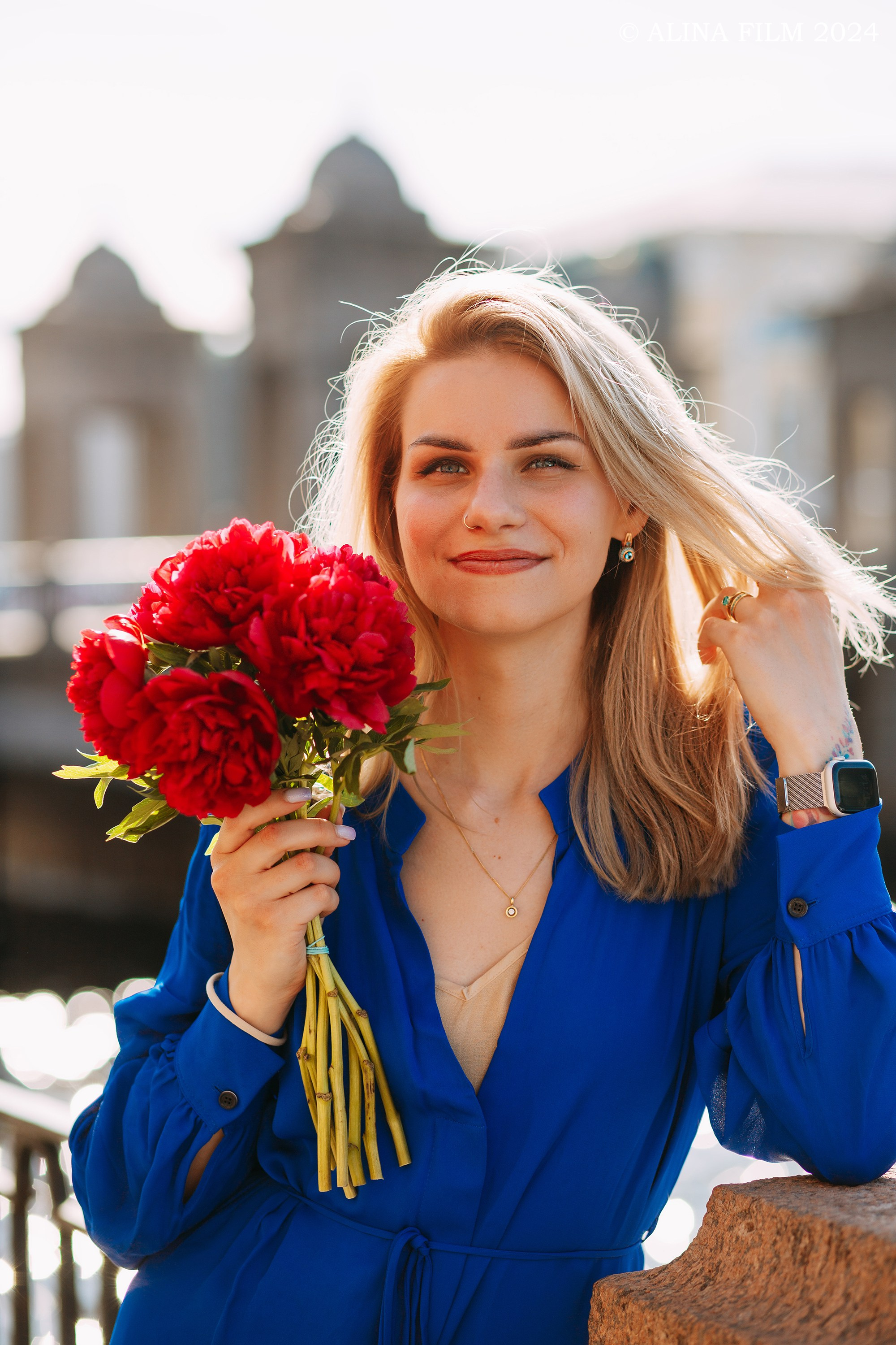 Девушка по городу шагает босиком. Фотограф в Санкт-Петербурге Alina Film