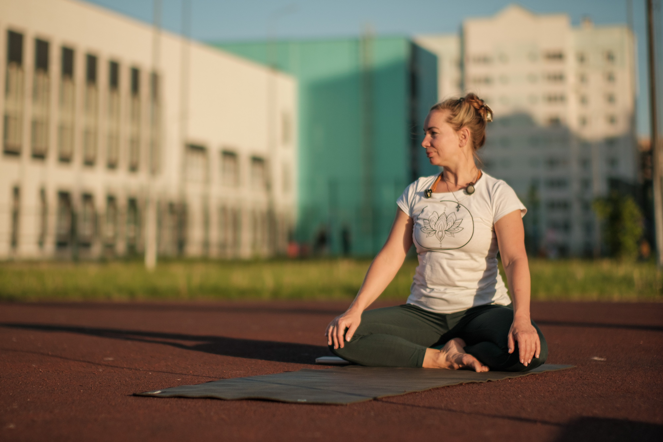 Фотосессия Света Банакина на занятии по йоге. Поза лотоса