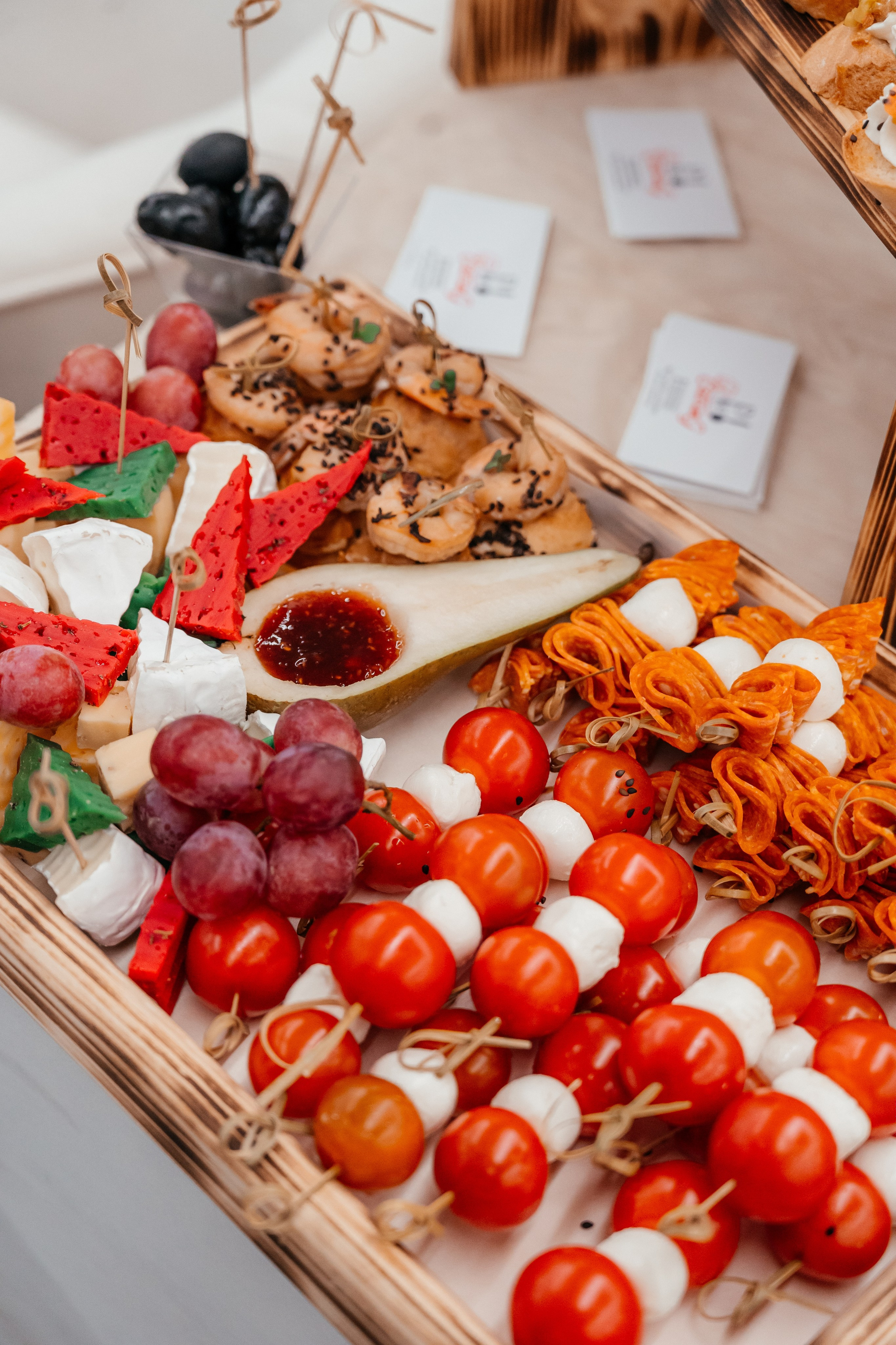 Столы. Выездной кейтеринг, съедобные букеты, торты и сладости на заказ