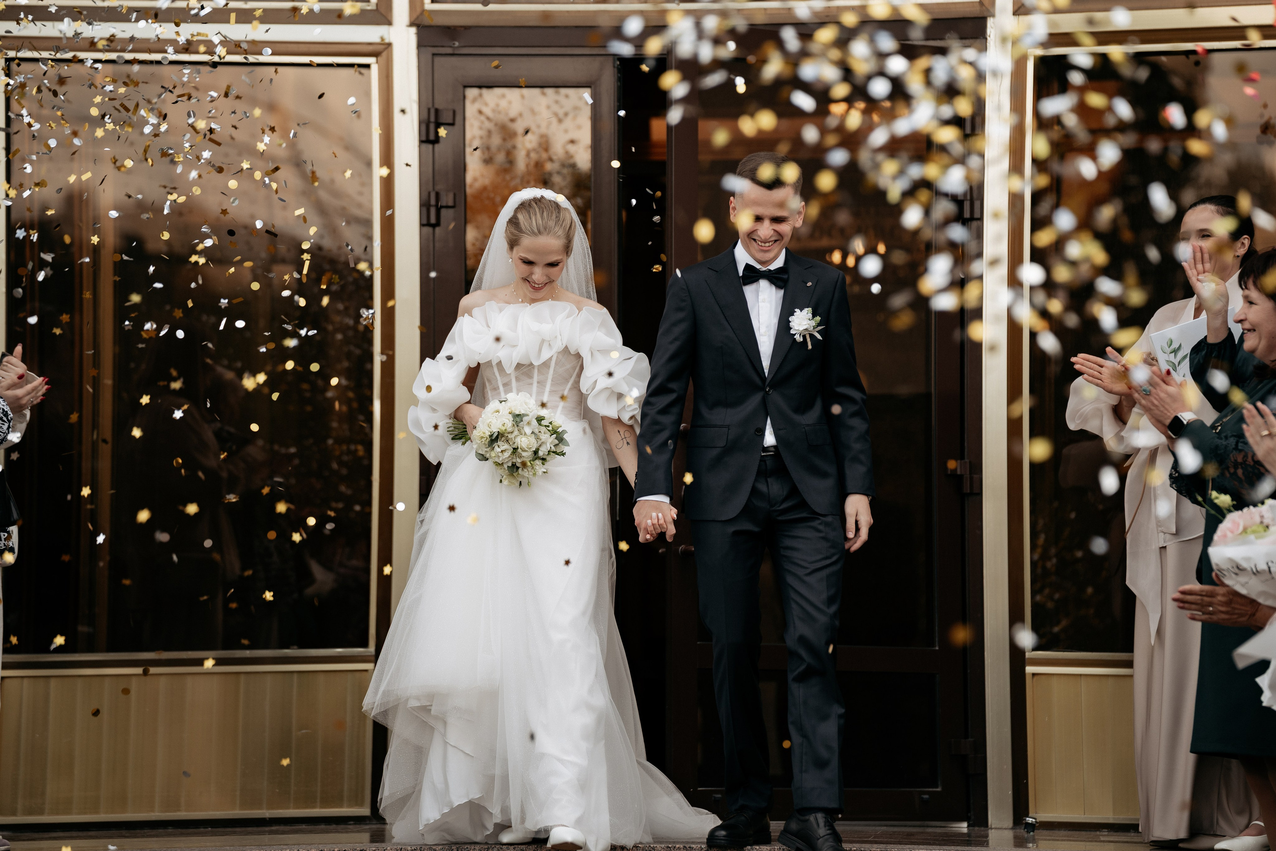 Фотограф Новороссийск - молодожены выходят из ЗАГСа под дождь из лепестков.