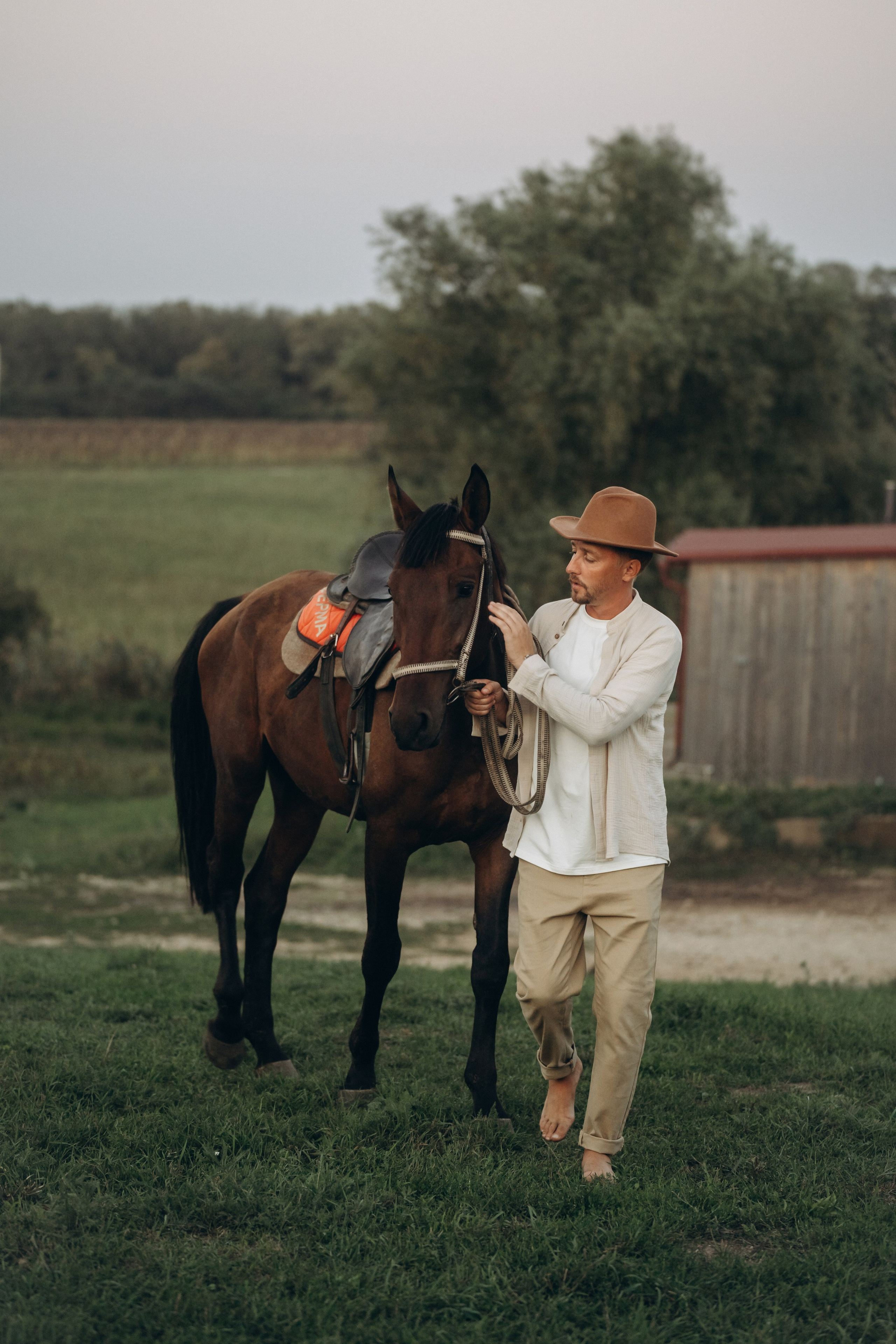 Семейный портрет на фоне винных бочек - фотосессия в Абрау-Дюрсо, фотограф Абрау-Дюрсо