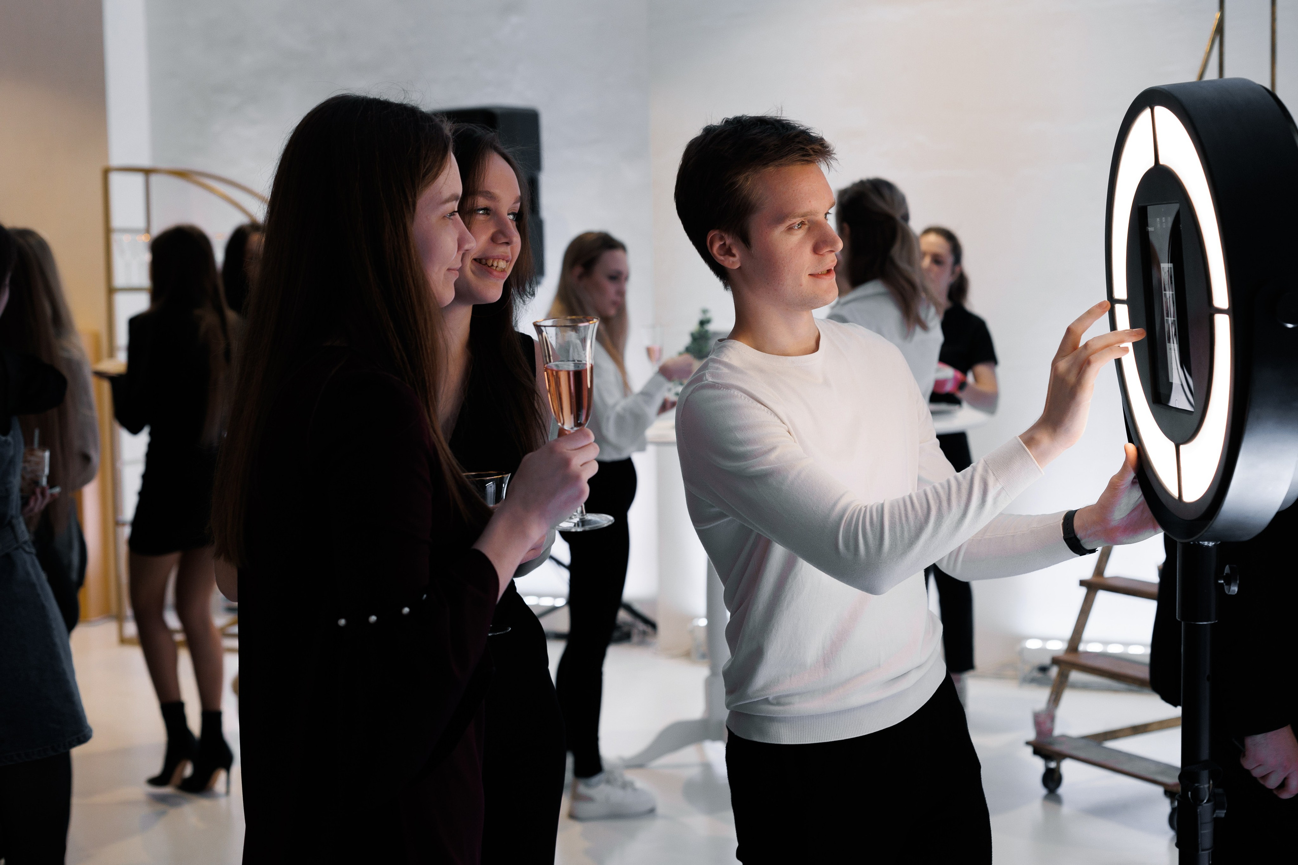 Фото-гиф-стойка BLACK (фотобудка, селфизеркало). Инсталаб Краснодар фото и видео интерактивы на ваше мероприятие