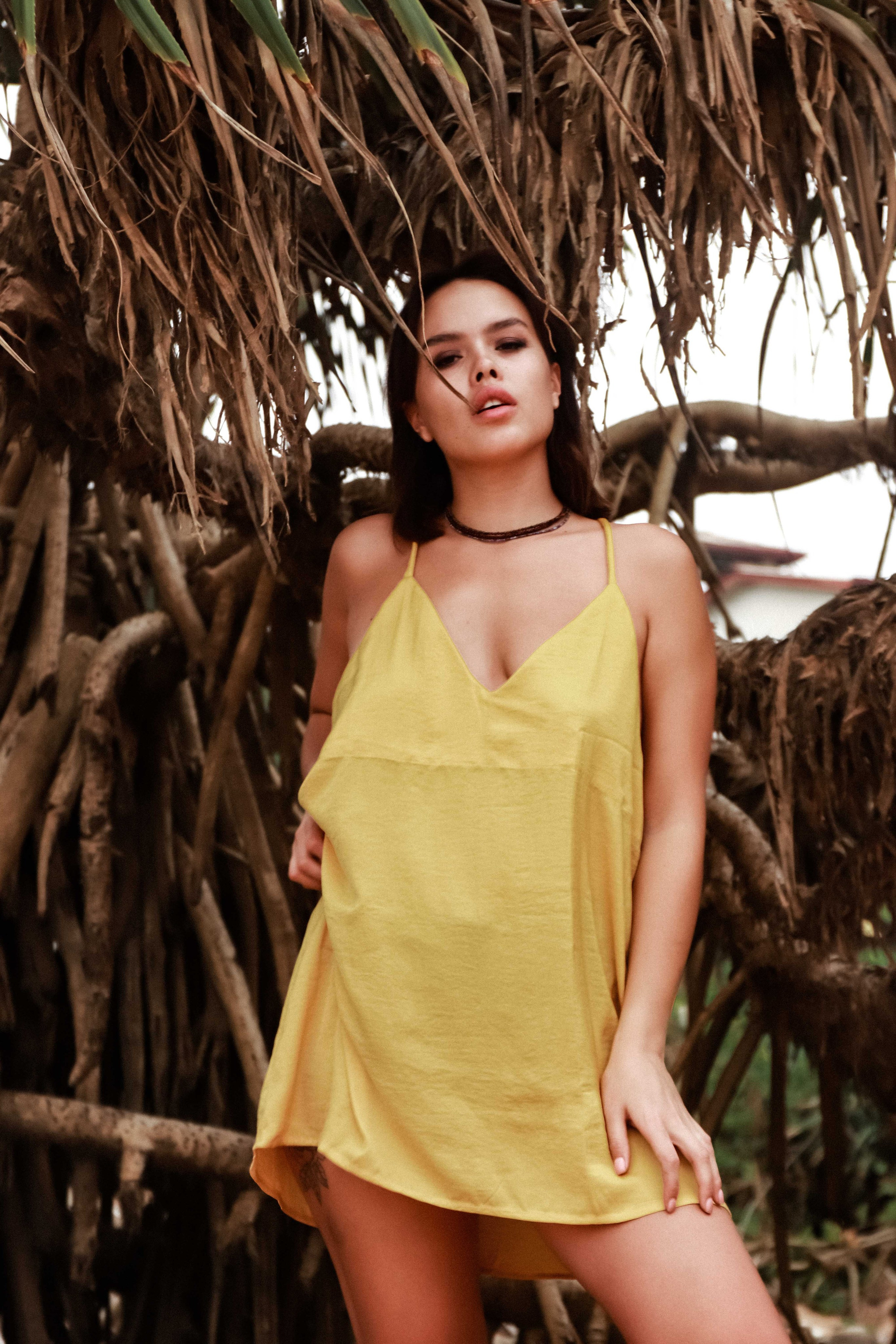 Авторская съемка среди вулканических камней Хиккадувы: воздушные туники бренда Nakota Tuwa в движении, контраст нежных тканей и дикой природ. Фотограф на Шри-Ланке