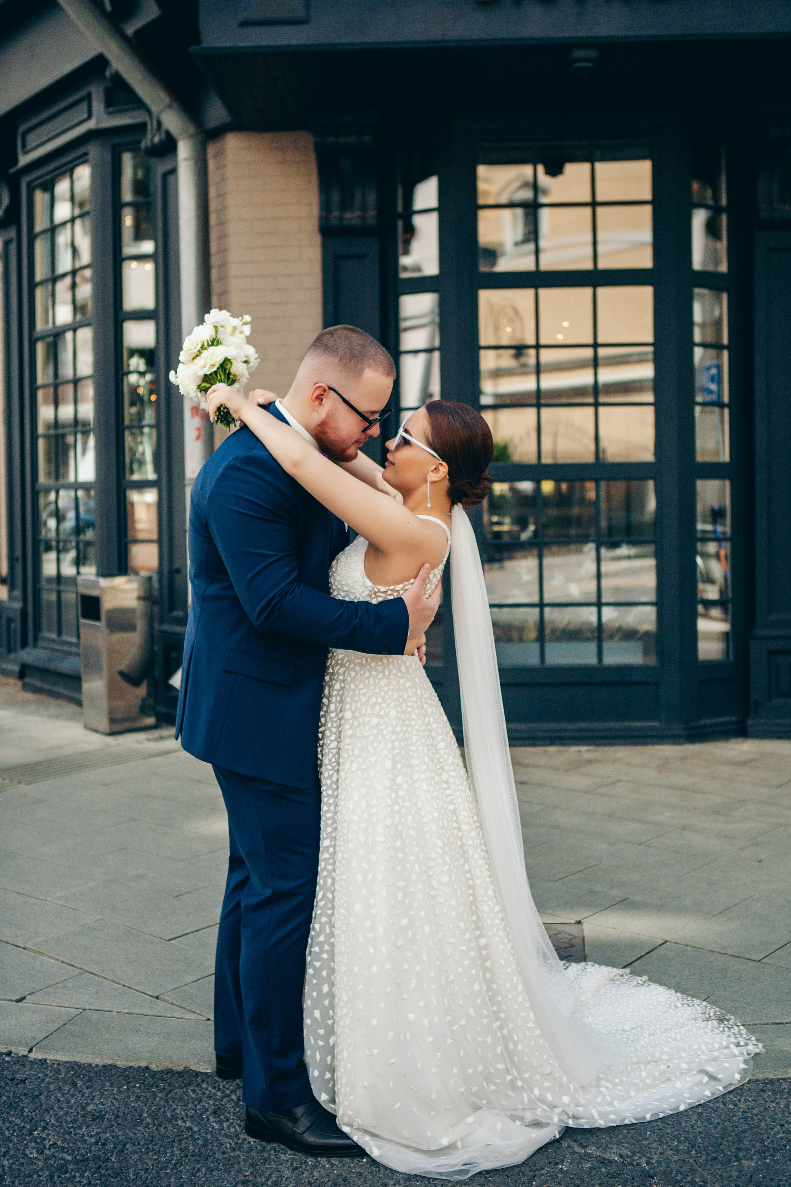 Свадебная фотосессия в отеле hartwell hotel и на патриарших прудах. Фотограф Ольга Ефремова