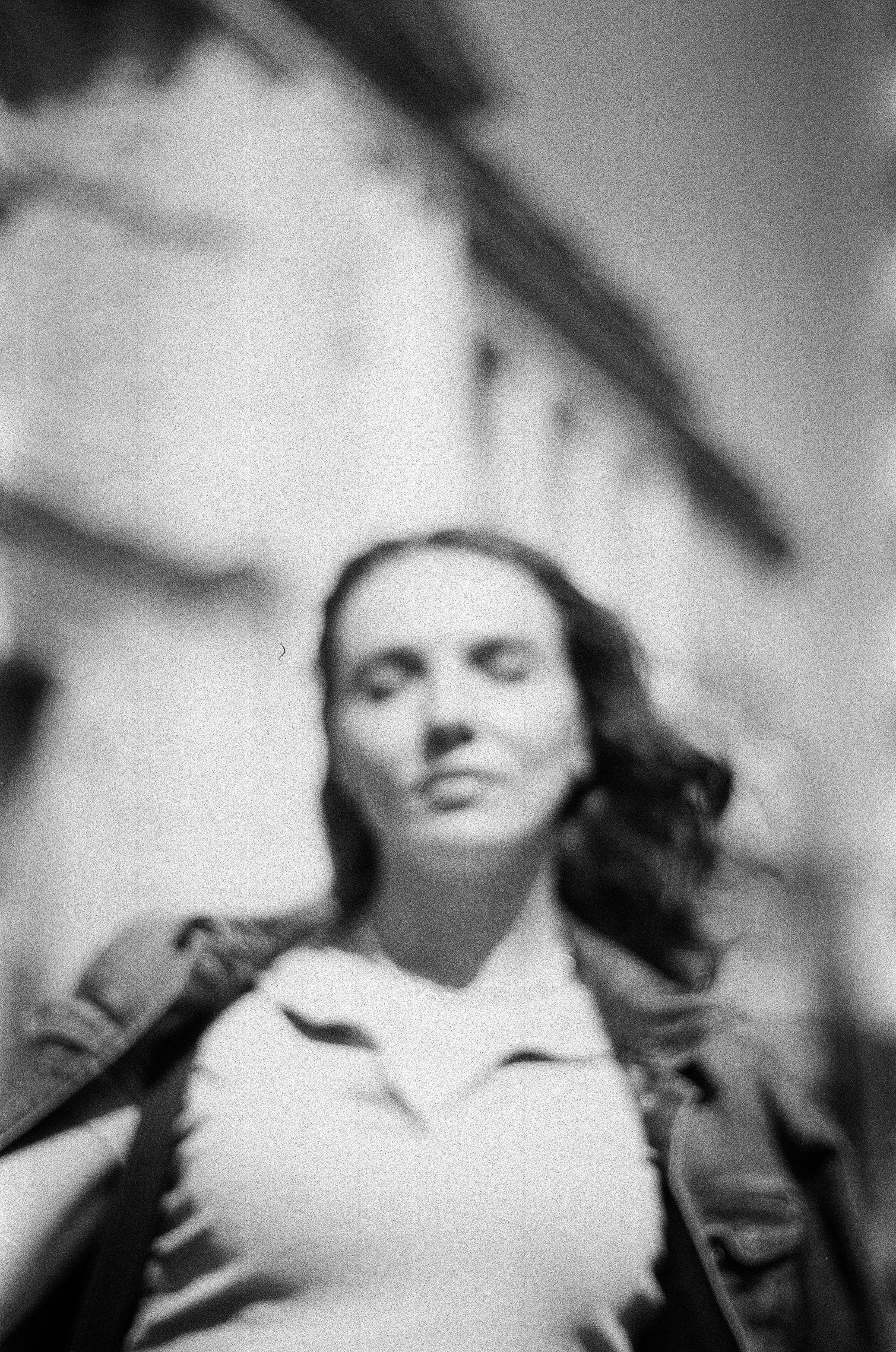 Арина фотосъемка на чёрно-белую плёнку
