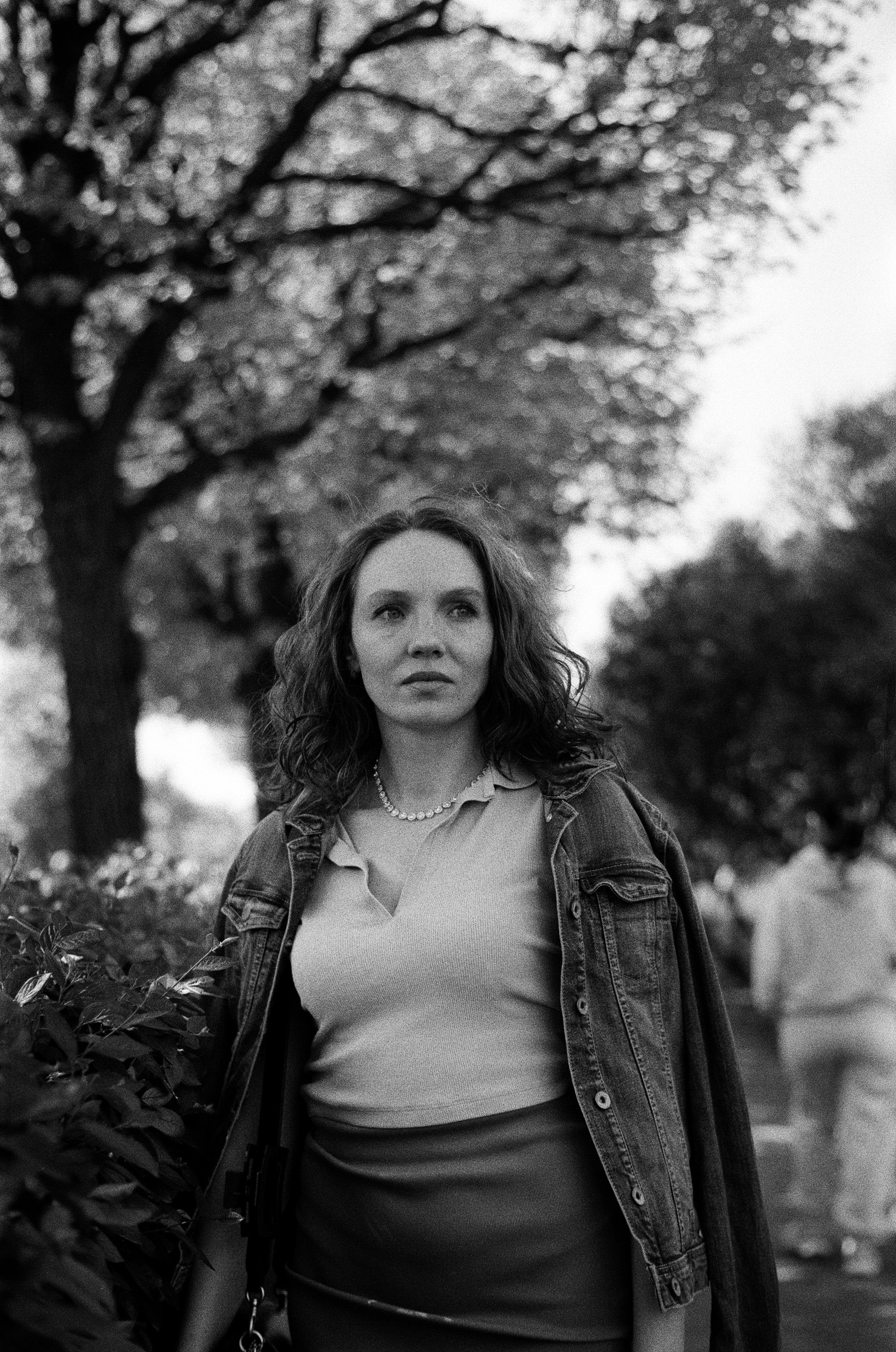 Арина фотосъемка на чёрно-белую плёнку