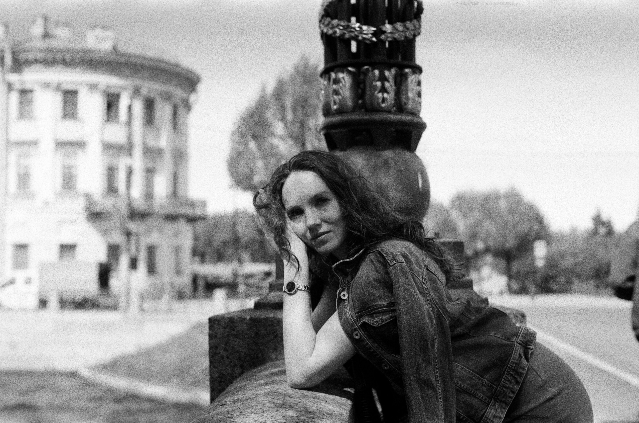 Арина фотосъемка на чёрно-белую плёнку