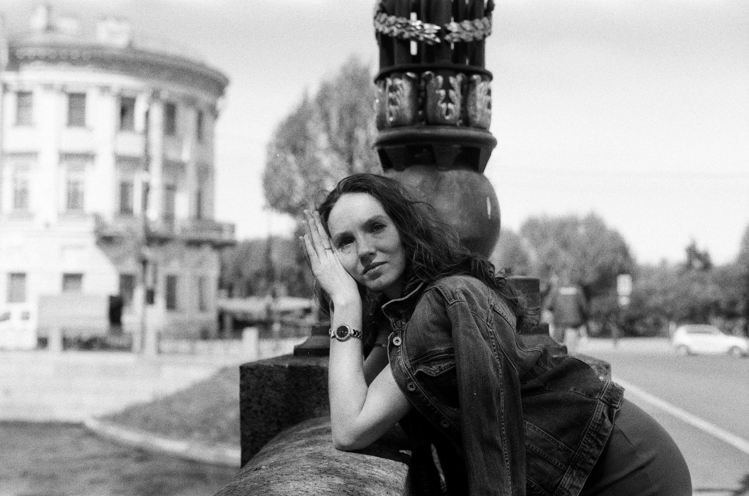 Арина фотосъемка на чёрно-белую плёнку