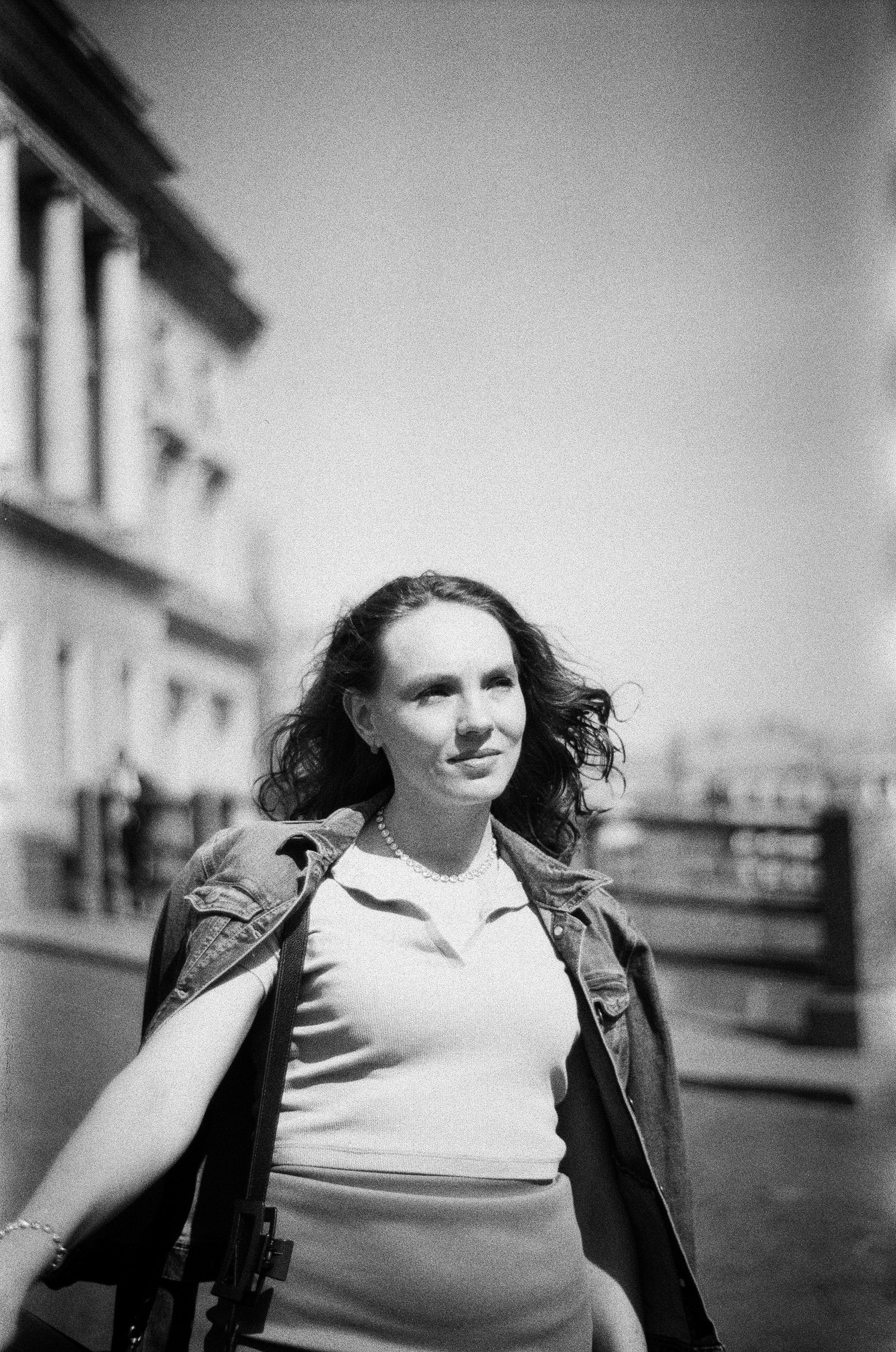 Арина фотосъемка на чёрно-белую плёнку