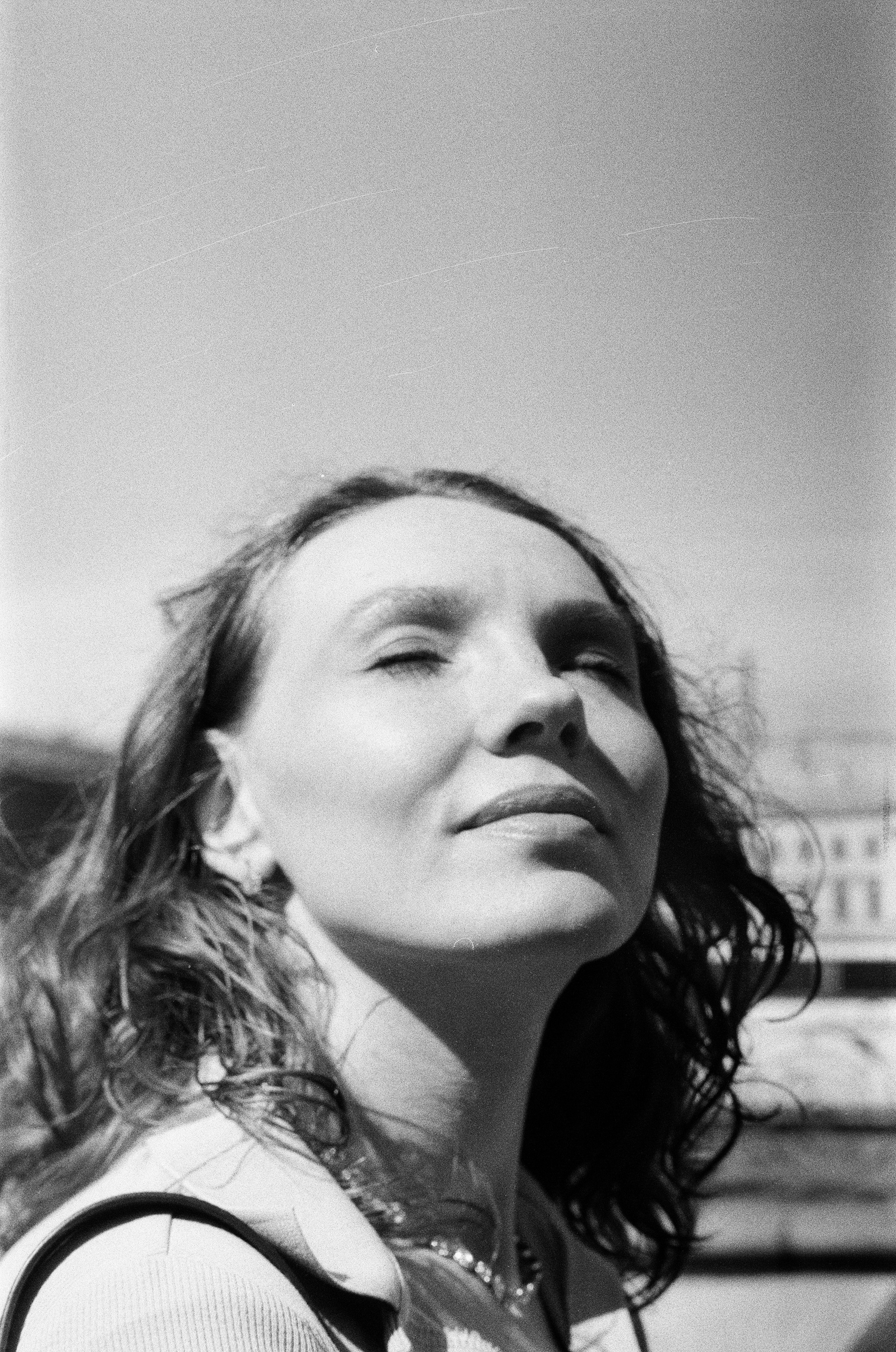 Арина фотосъемка на чёрно-белую плёнку