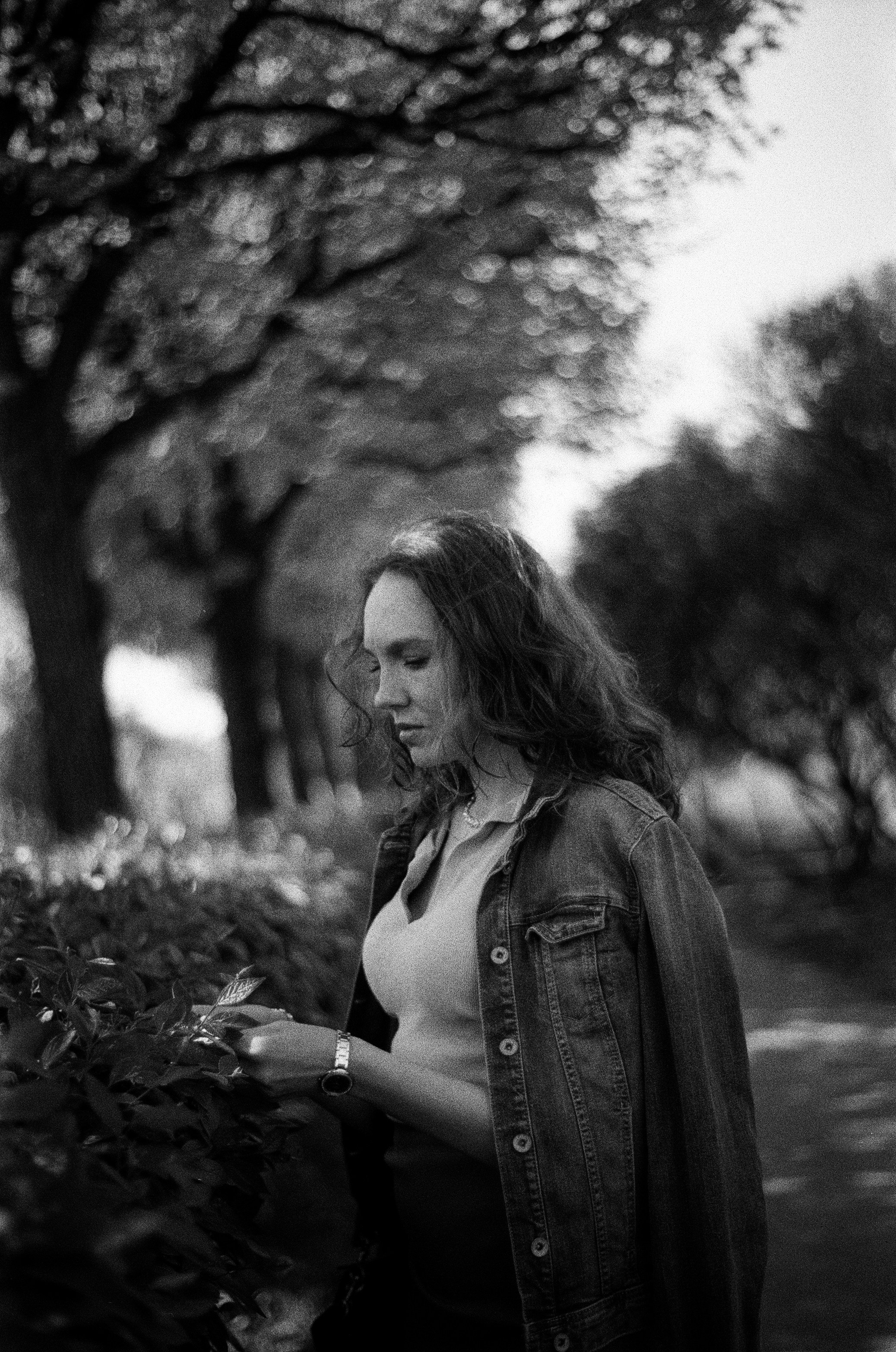 Арина фотосъемка на чёрно-белую плёнку