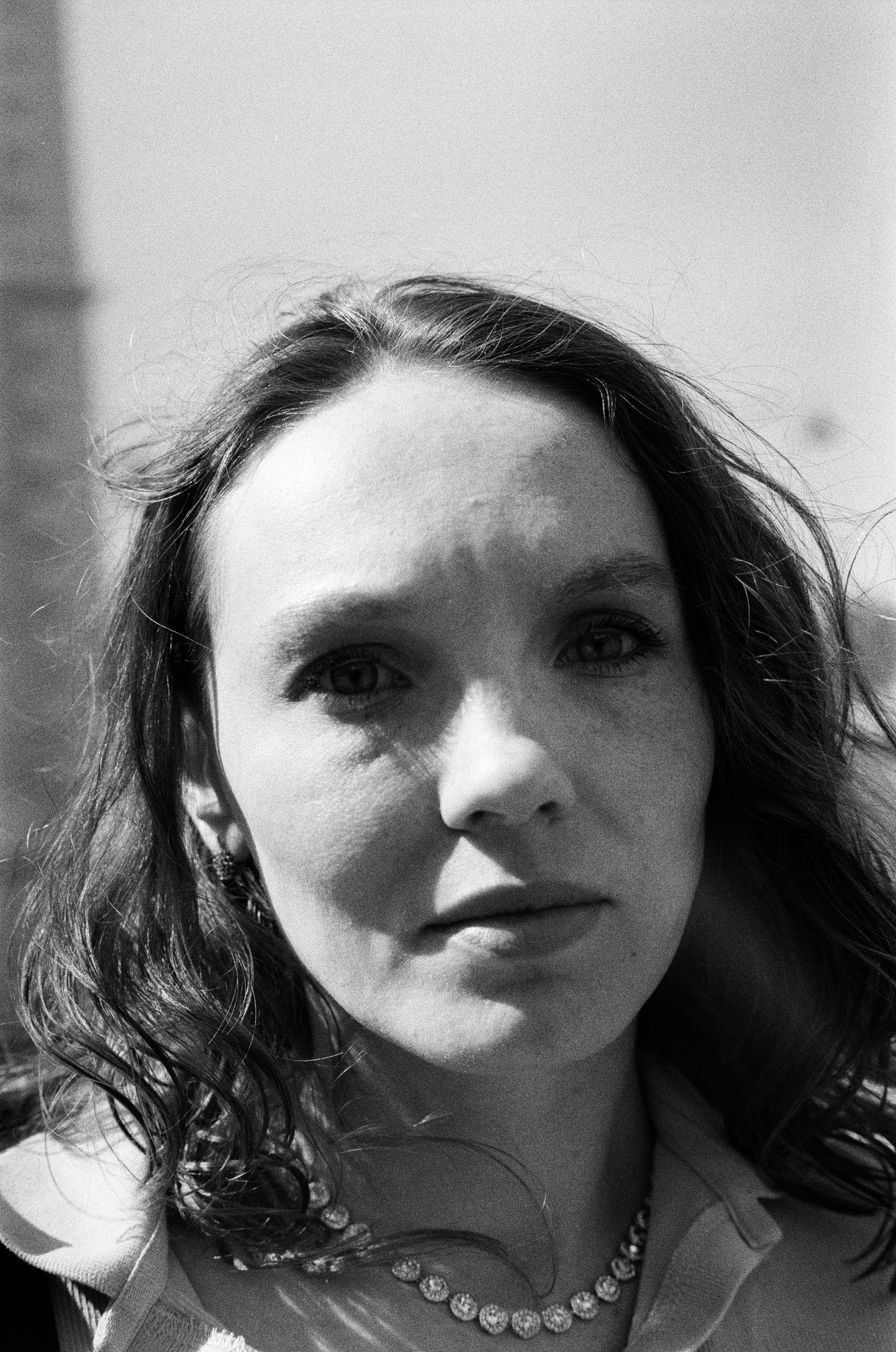 Арина фотосъемка на чёрно-белую плёнку